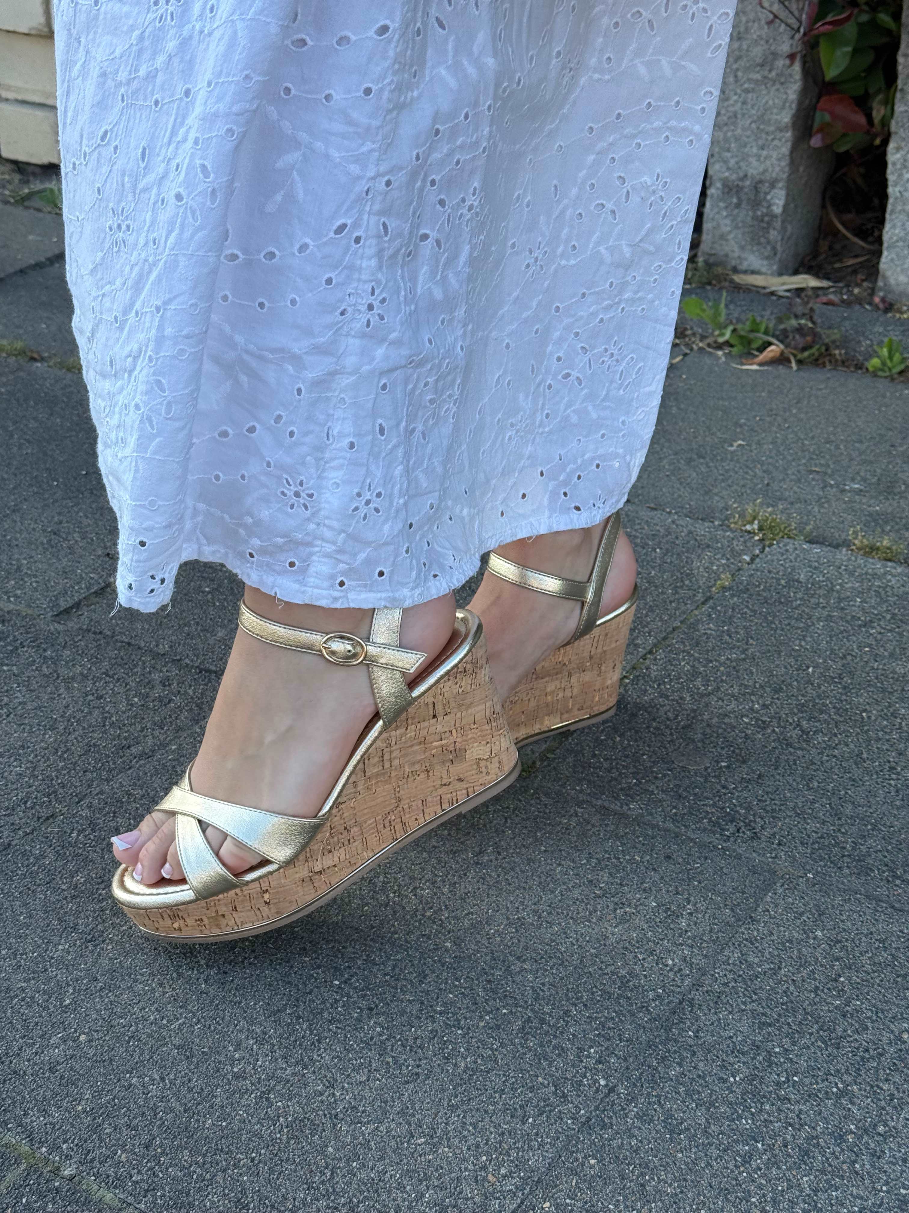 Detailaufnahme der Kork Wedges mit goldenen Details