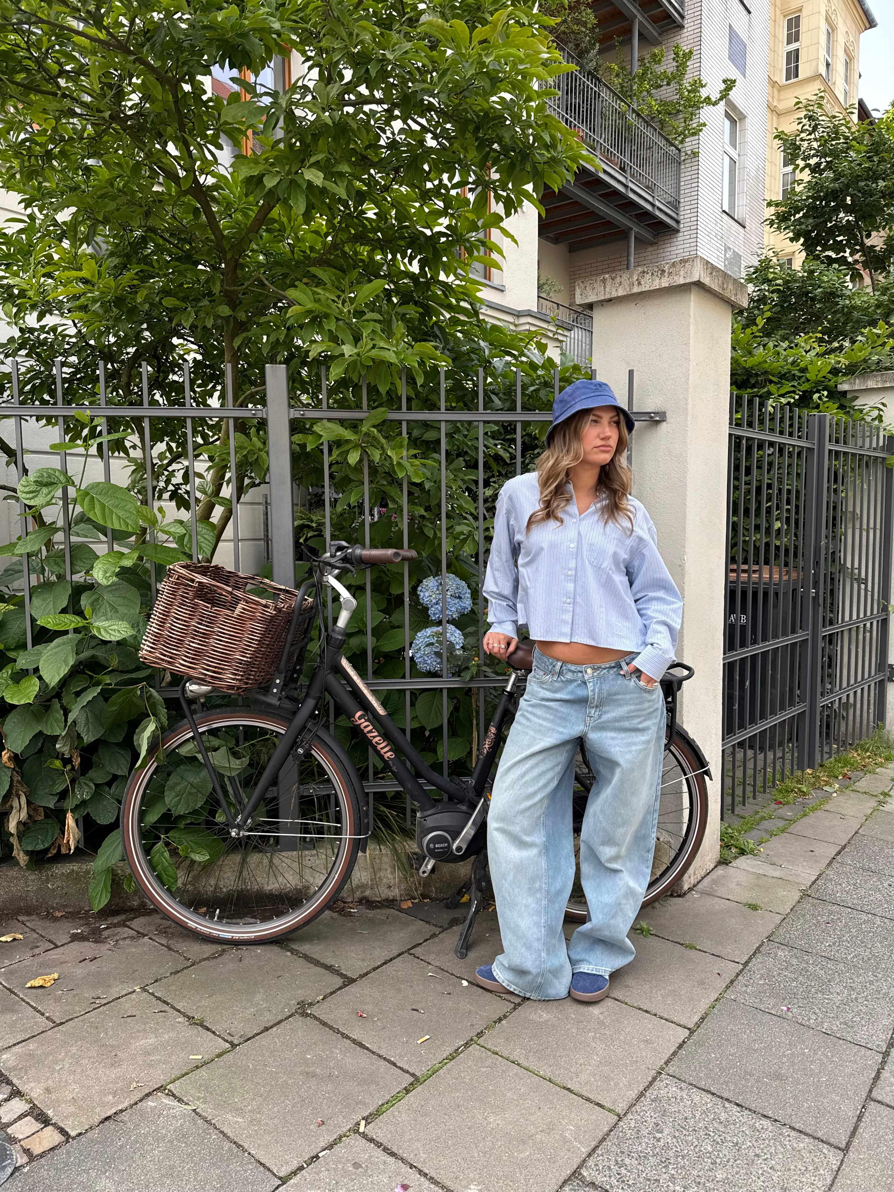 Komplettes blaues Outfit mit Jeans und Bucket Hat sieht lässig und cool aus