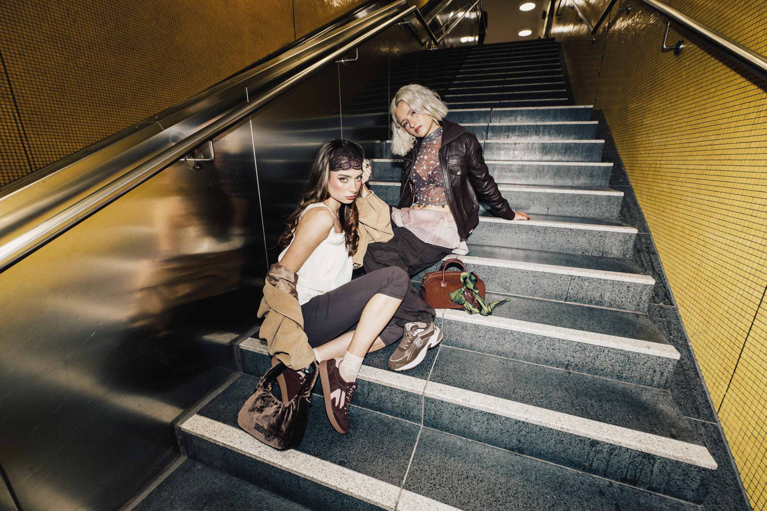 Creatorin Kayla Shyx sitzt mit Frau auf U-Bahn-Treppe