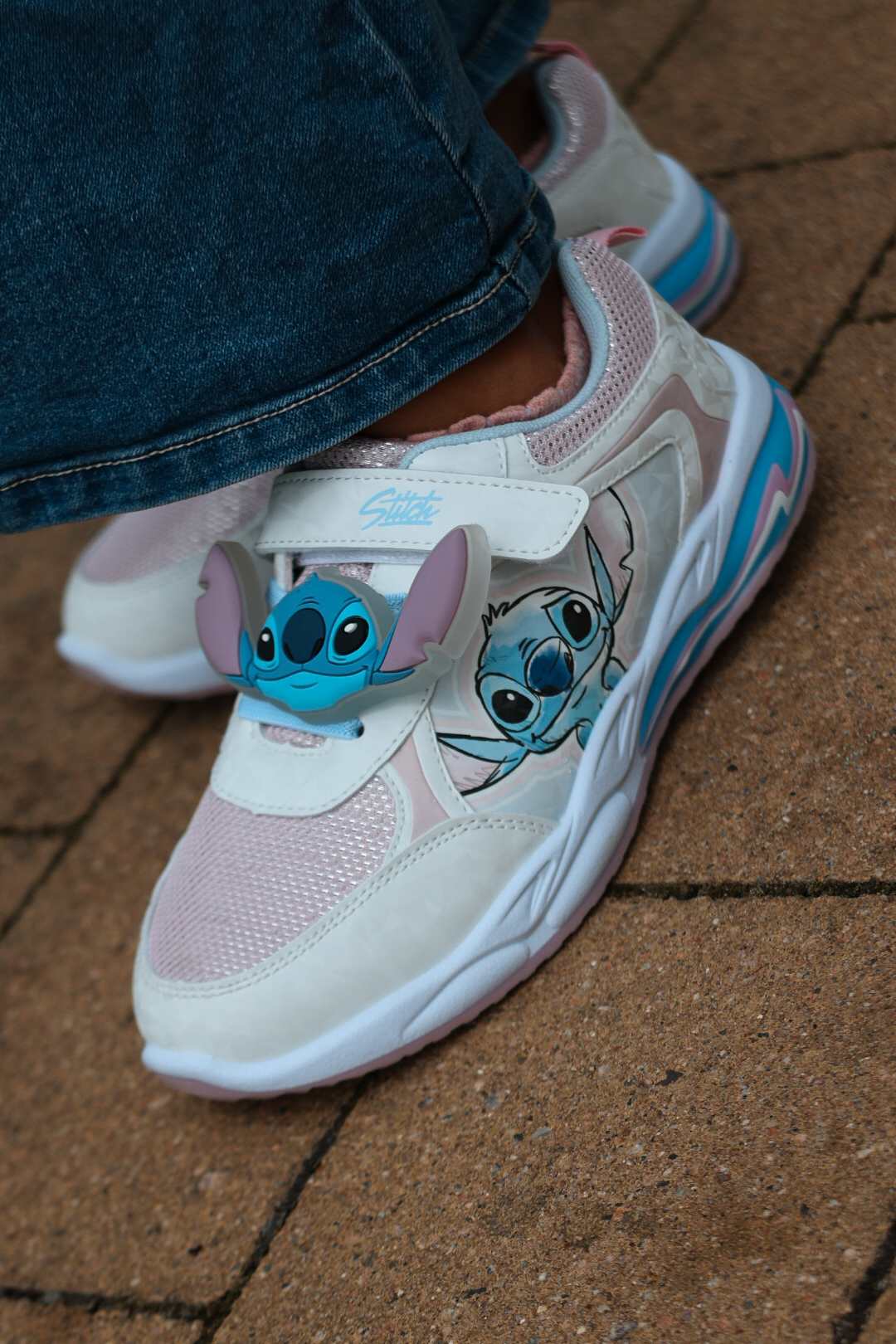 Kinder-Sneaker in Rosa-Weiß mit Stitch-Print und Klettverschluss