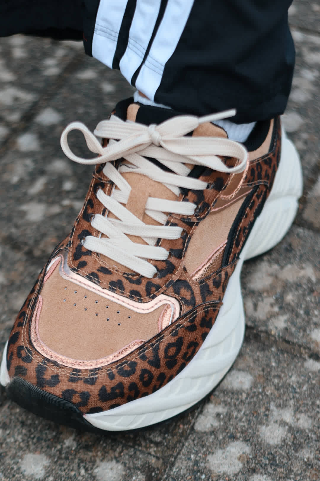 Nahaufnahme eines Chunky Sneakers mit Leo-Print und dicker Sohle