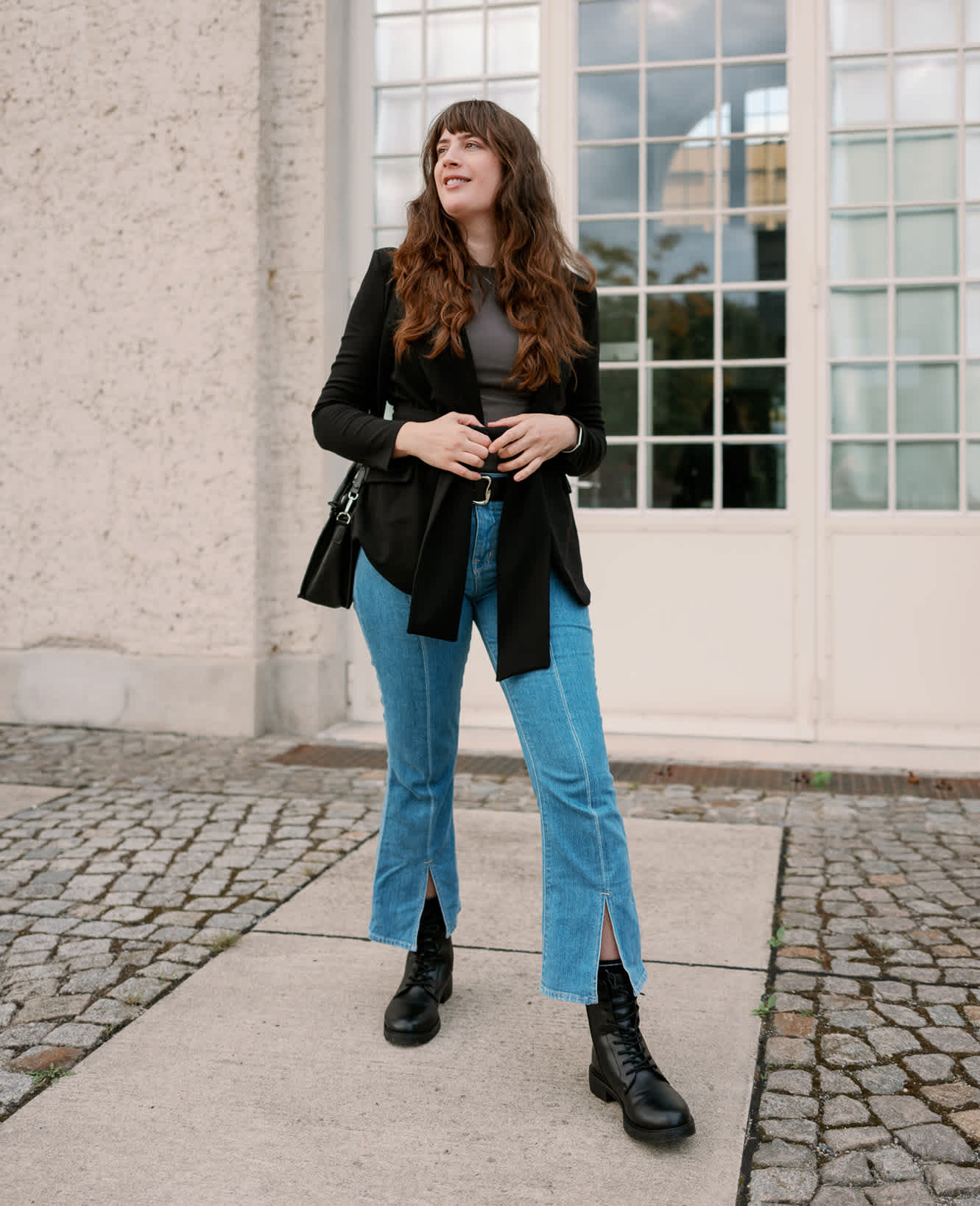 Komplettes Outfit mit Lace Up Boots, blauer Jeans, grauem Shirt, Oversize-Blazer und passender CATWALK Tasche