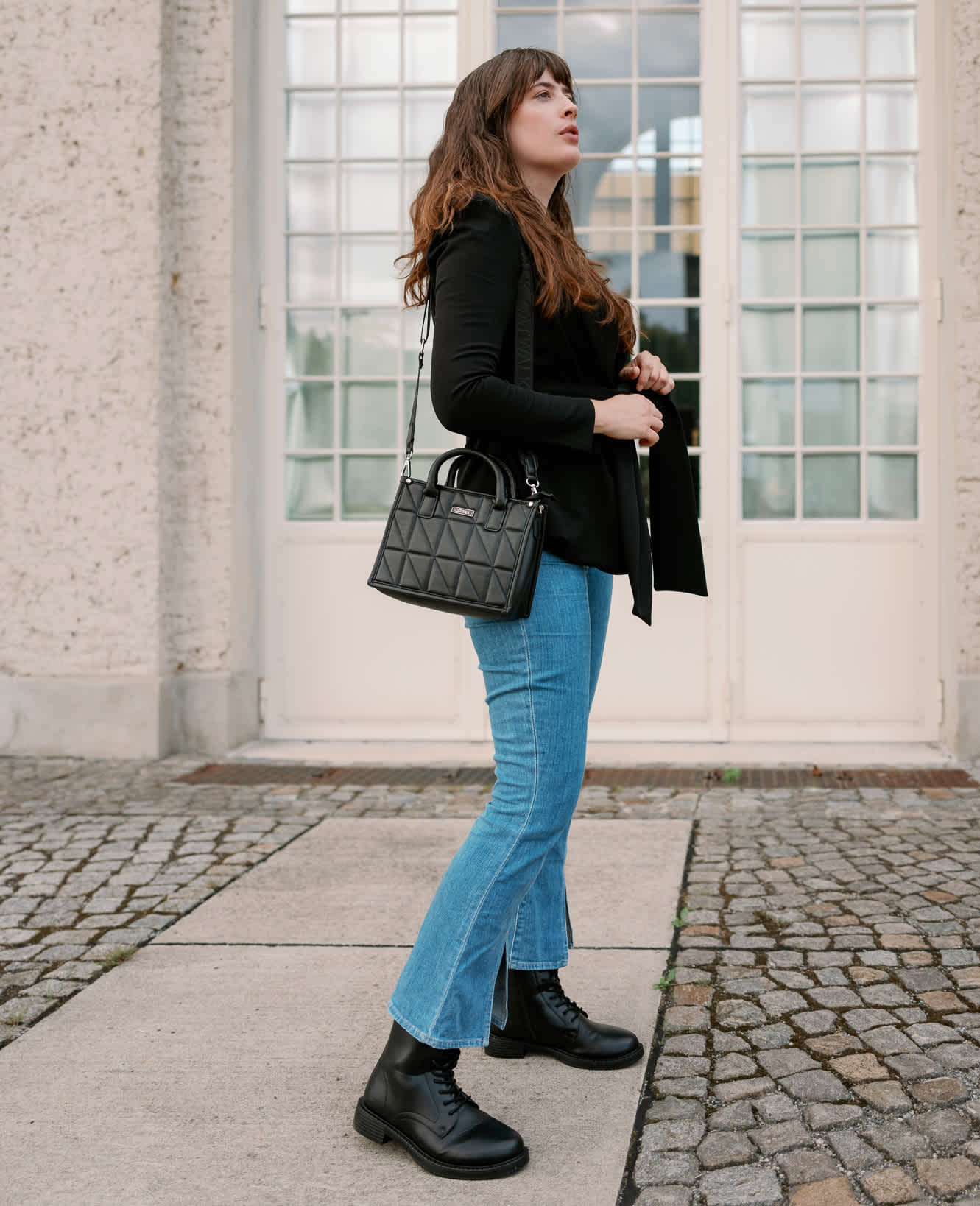 Frau zeigt komplettes Outfit mit Lace Up Boots im Basic-Stil