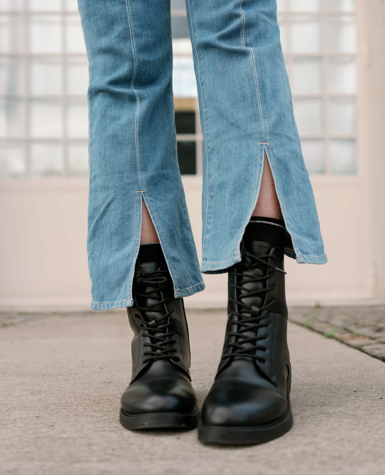 Fokus auf die schwarzen Lace Up Boots