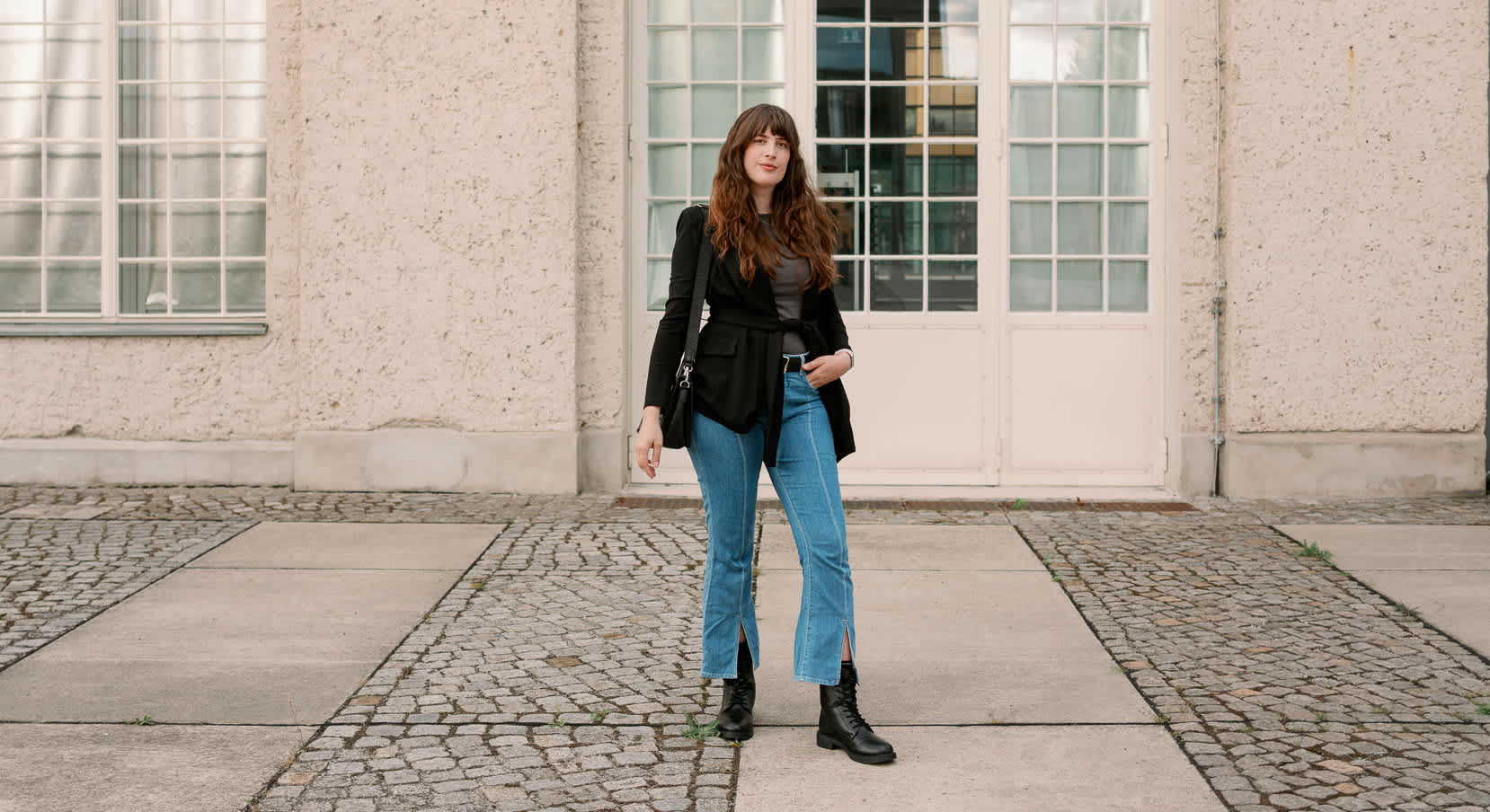 Frau trägt ein casual Herbst-Outfit mit Jeans und Lace Up Boots