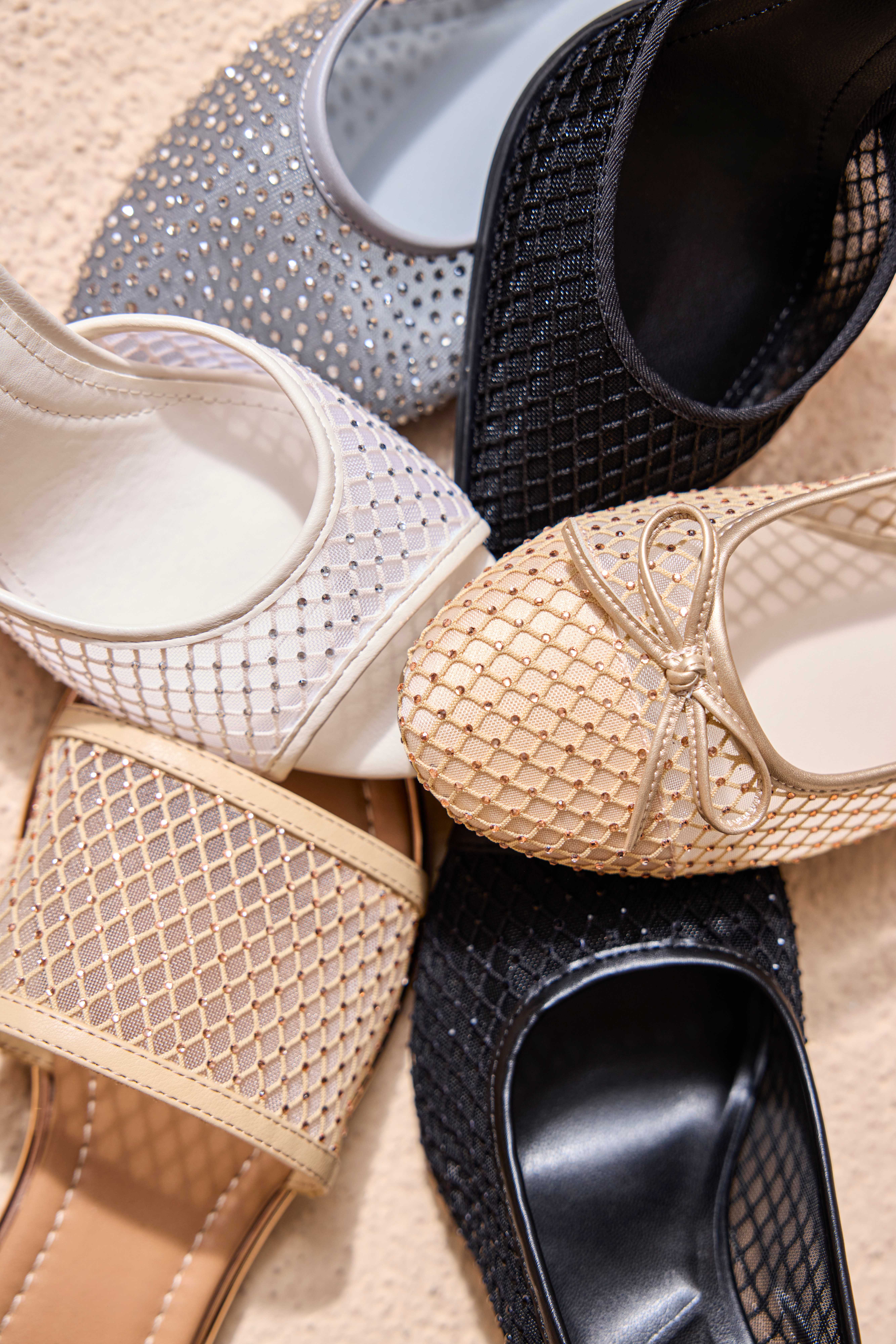 Mehrere Schuhe aus Mesh-Material liegen auf einem Haufen übereinander