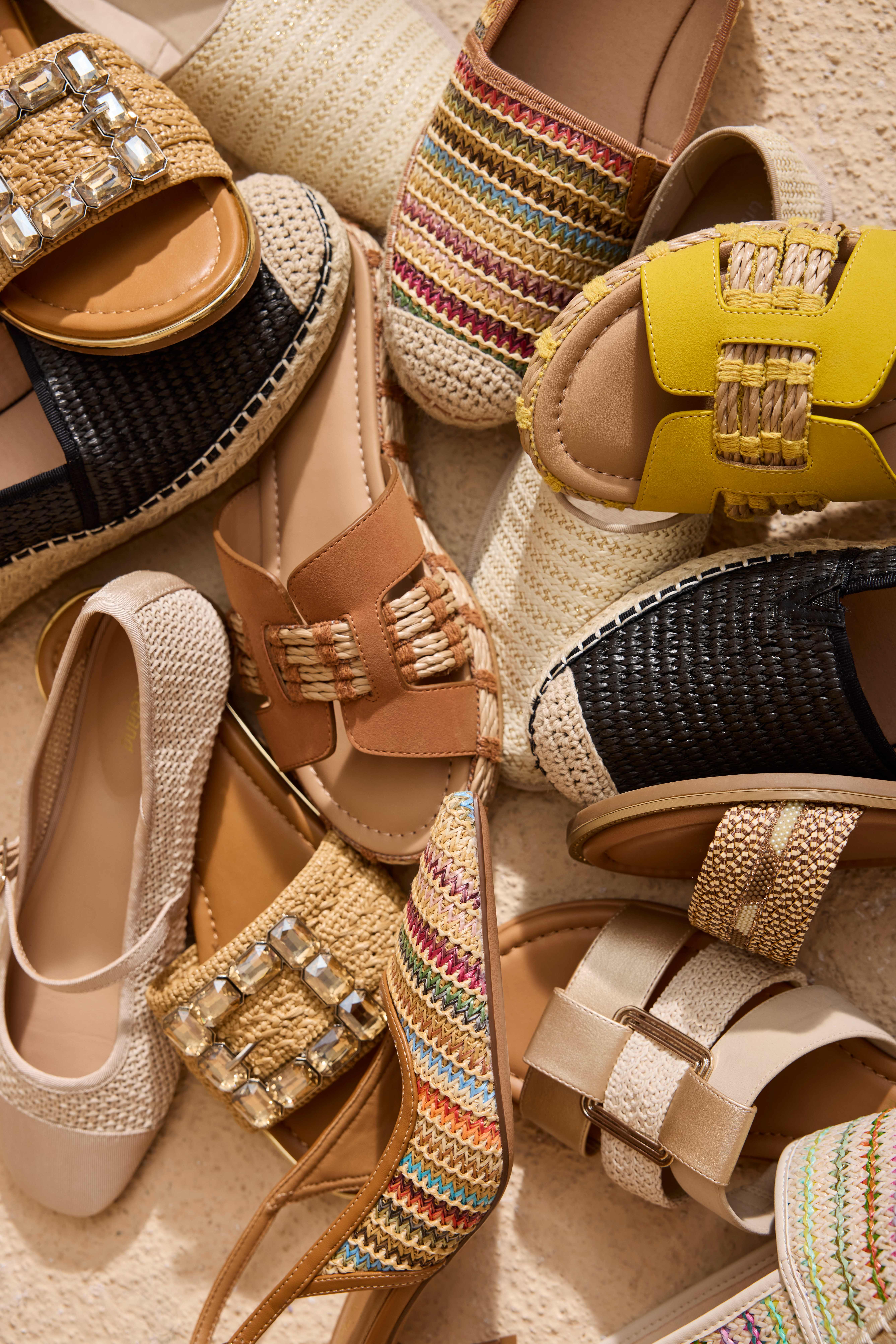 Una pila di scarpe sparse ovunque