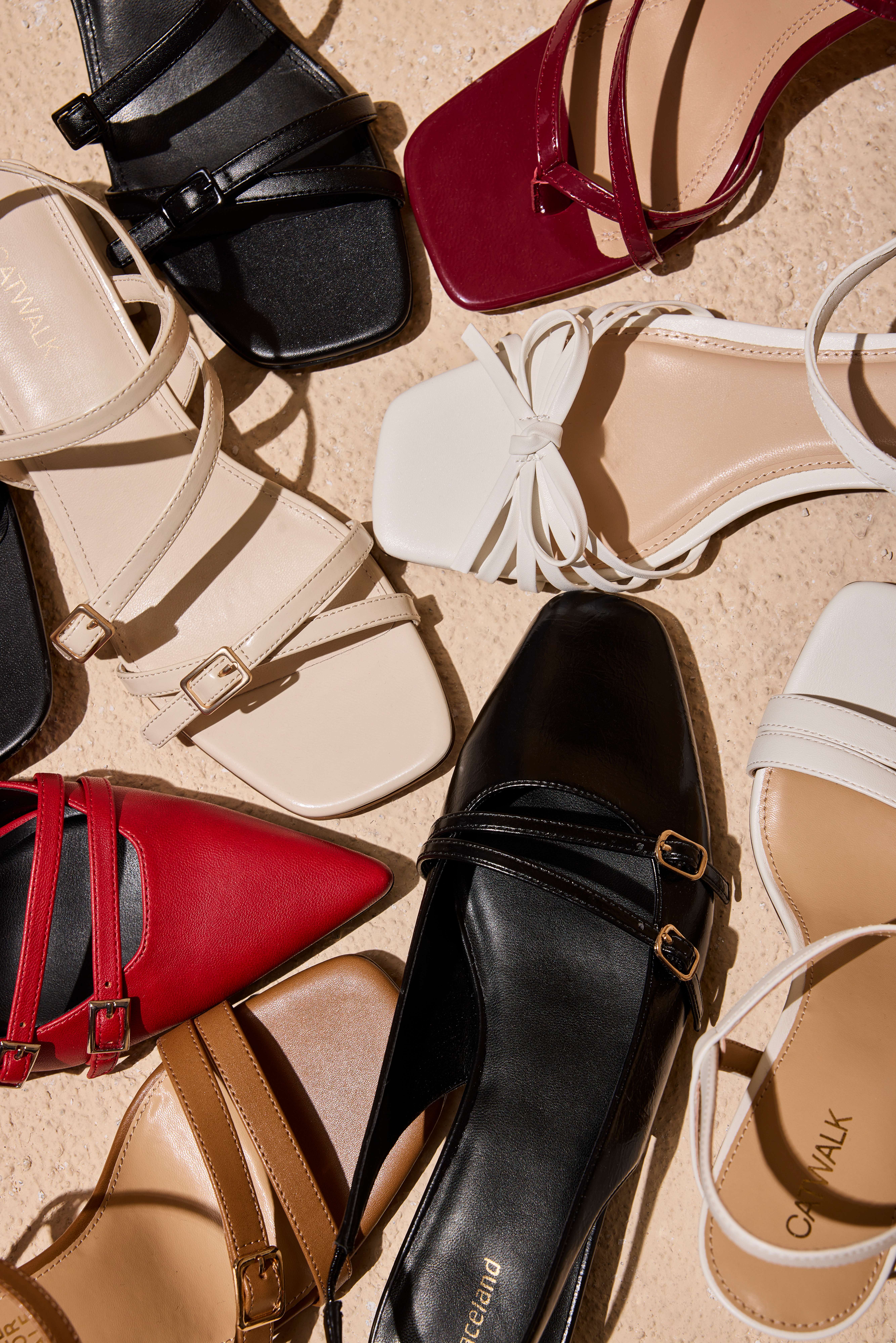 Kollektion an Pumps und Stilettos, lose nebeneinander aufbewahrt