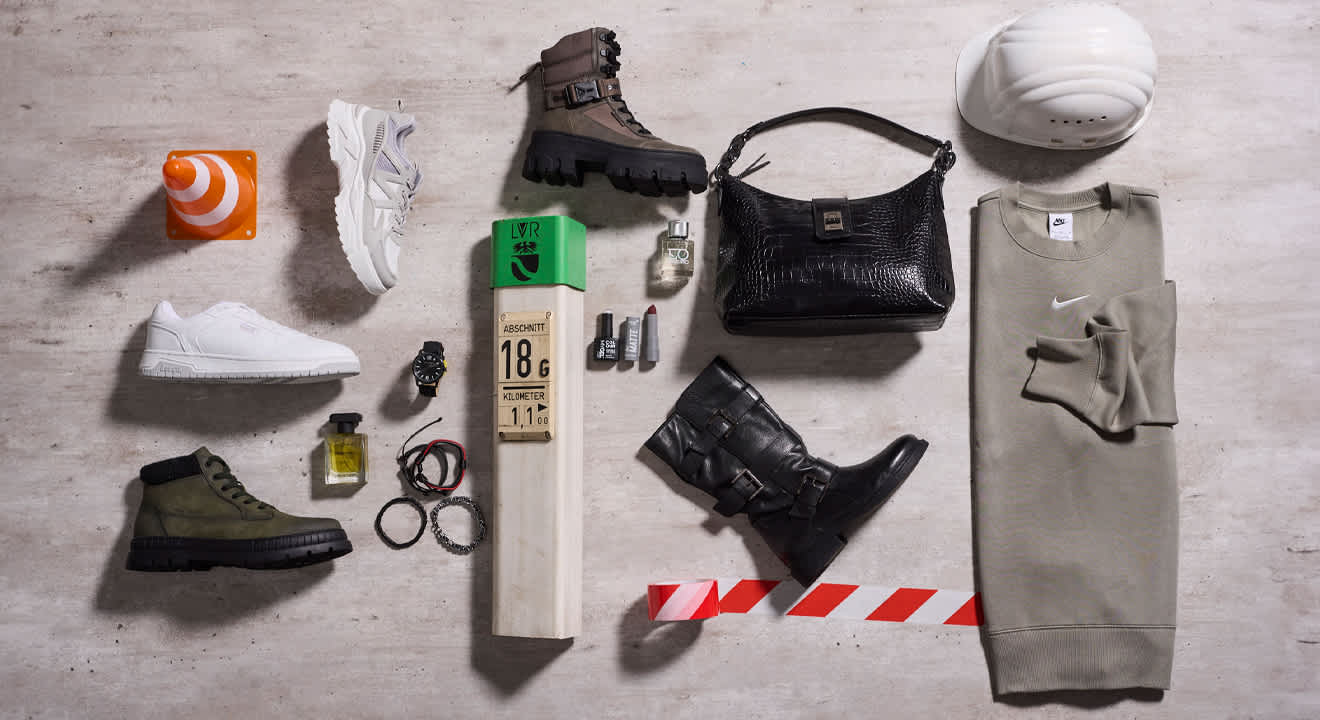 Kollektion funktionaler Alltags-Schuhe & Accessoires auf grauer Oberfläche, Großstadt-Flair
