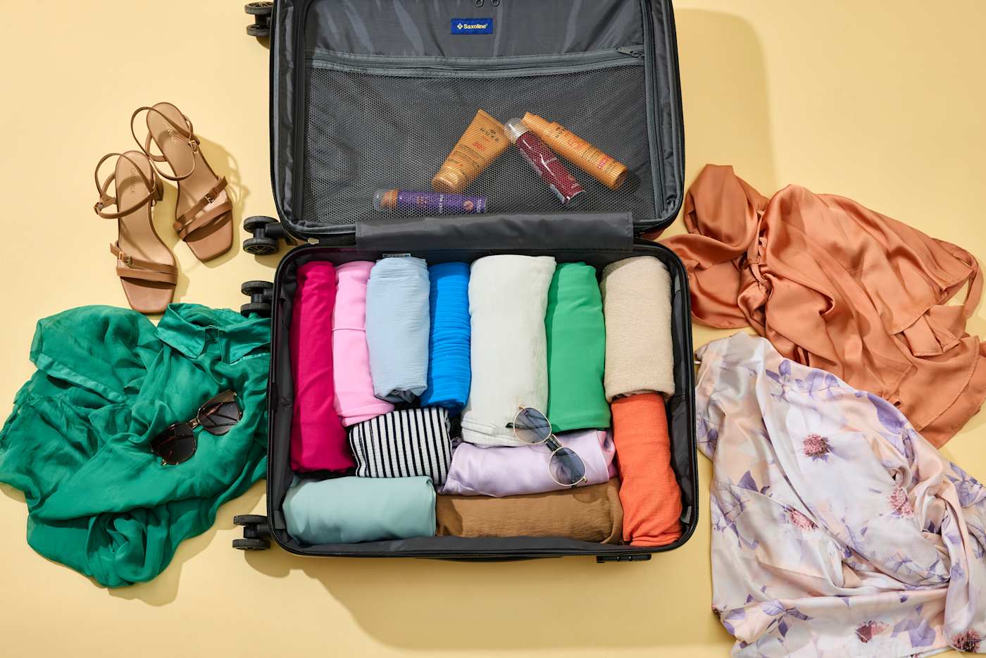 Gepackter Koffer mit vielen Schuhen und Kleidungsstücken