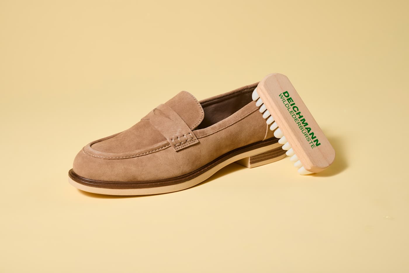 Braune Wildlederschuhe mit Bürste zur Reinigung