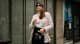 Frau in Office-Outfit mit schwarzer Slingback-Tasche