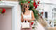 Frau in sommerlichem Outfit mit weißem Top und passender Boho Tasche