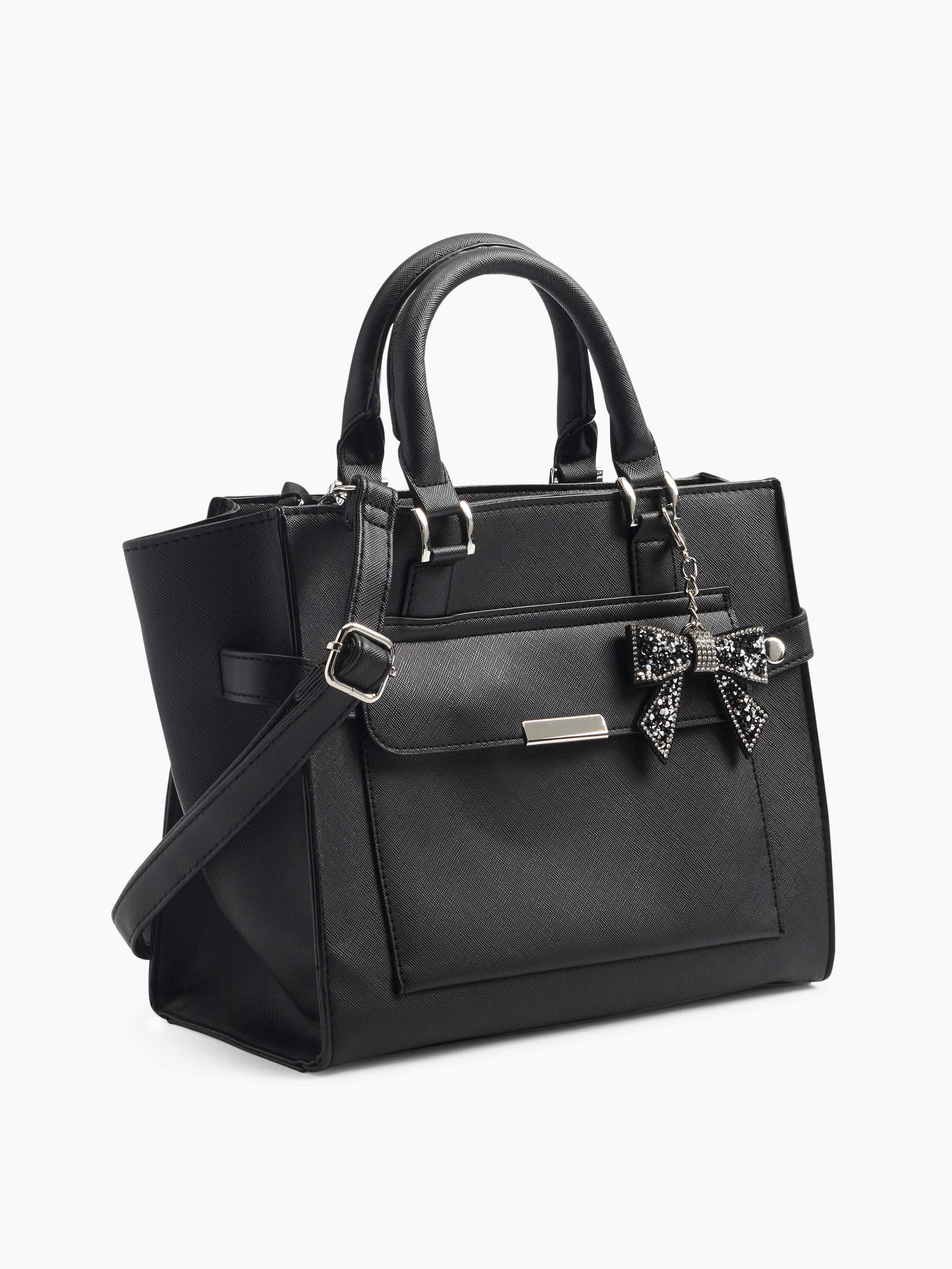 Schwarze Handtasche in elegantem Design, mit silbernen Details, Schultergurt und glitzerndem Schleifen-Anhänger