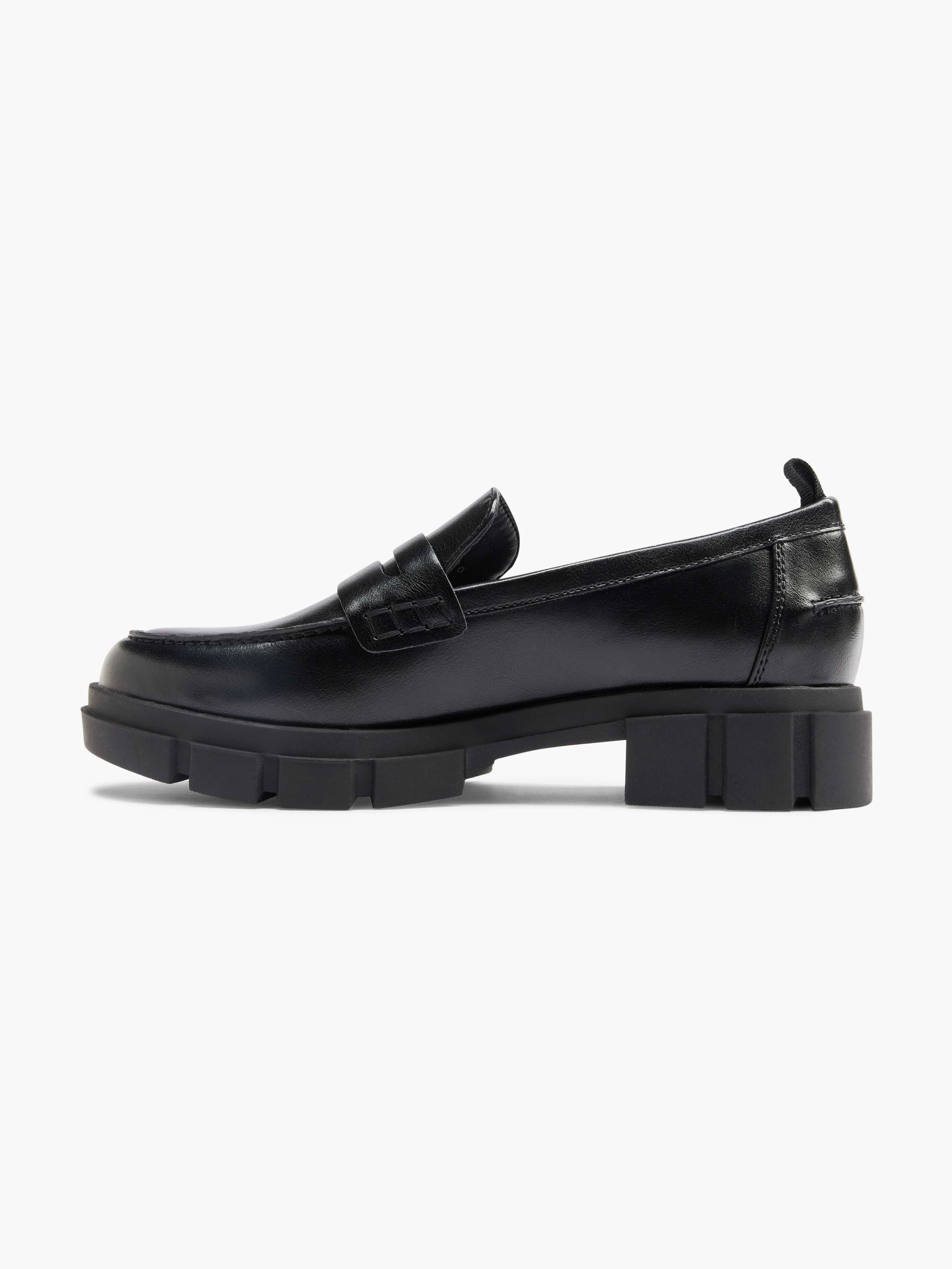 Seitenansicht eines schwarzen Loafers, vor weißem Hintergrund
