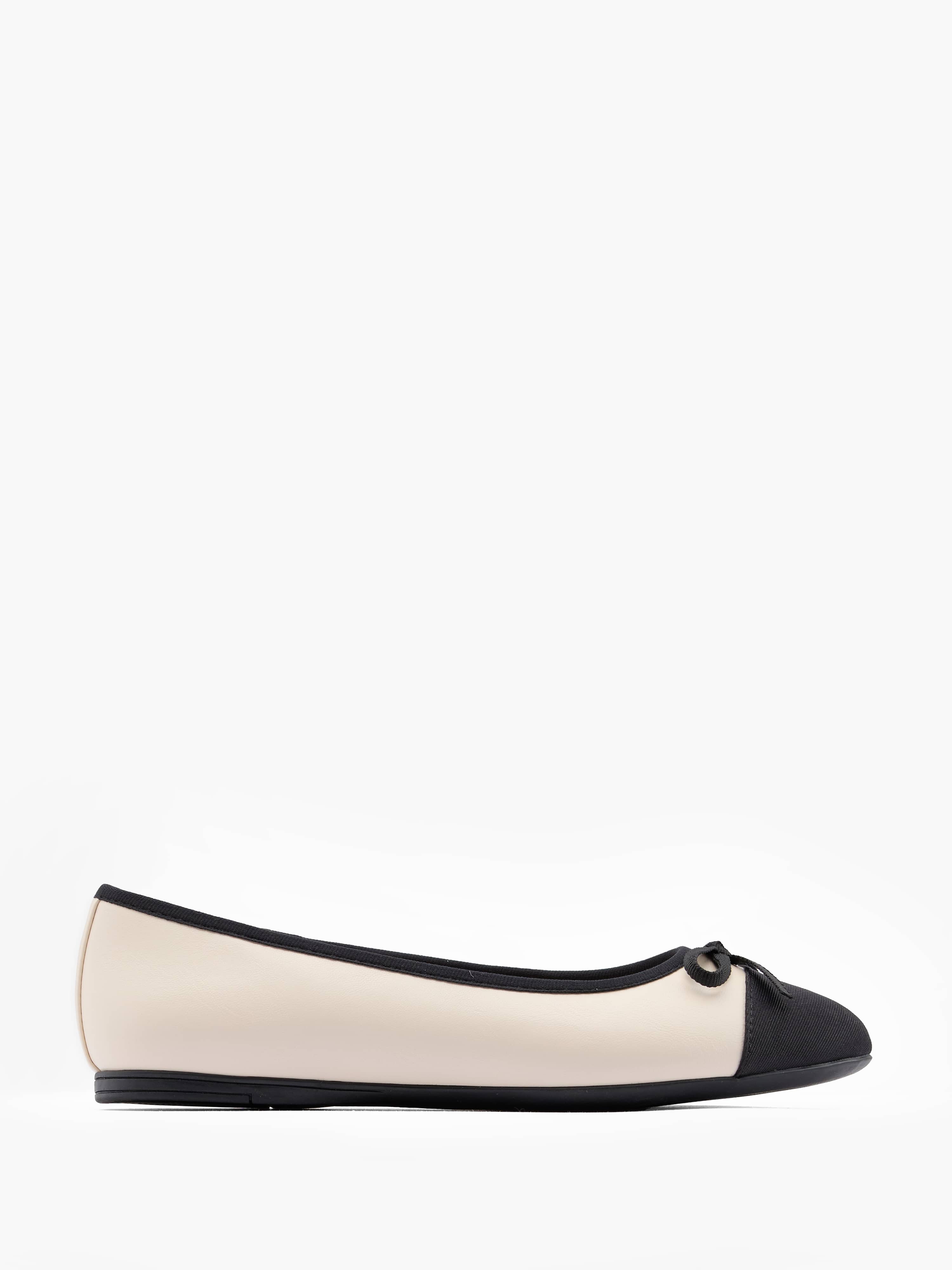 Elegante Ballerina in Schwarz-Weiß mit schwarzer Schuhspitze