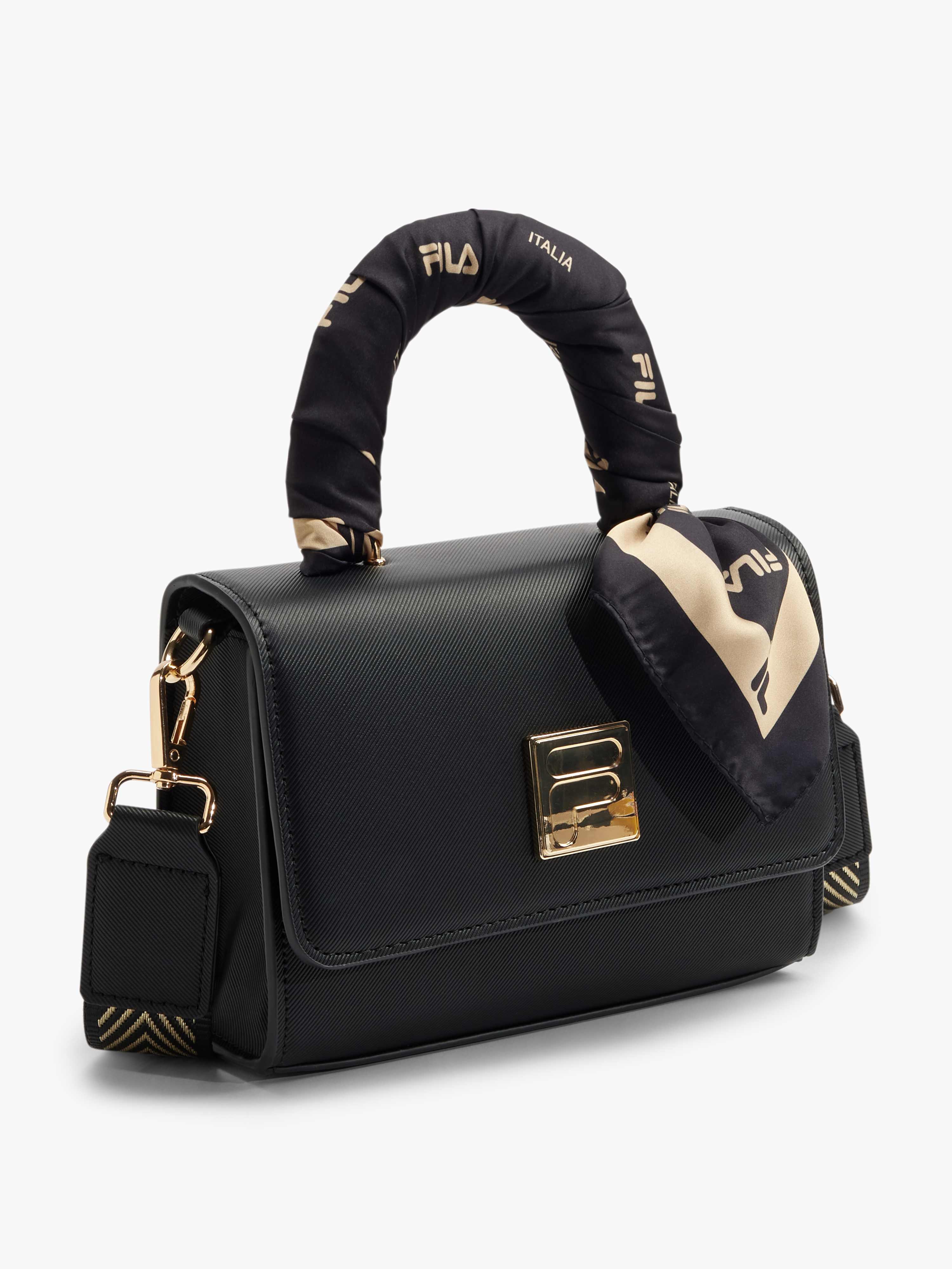 Schwarze Handtasche mit Applikationen der Marke FILA, vor weißem Hintergrund