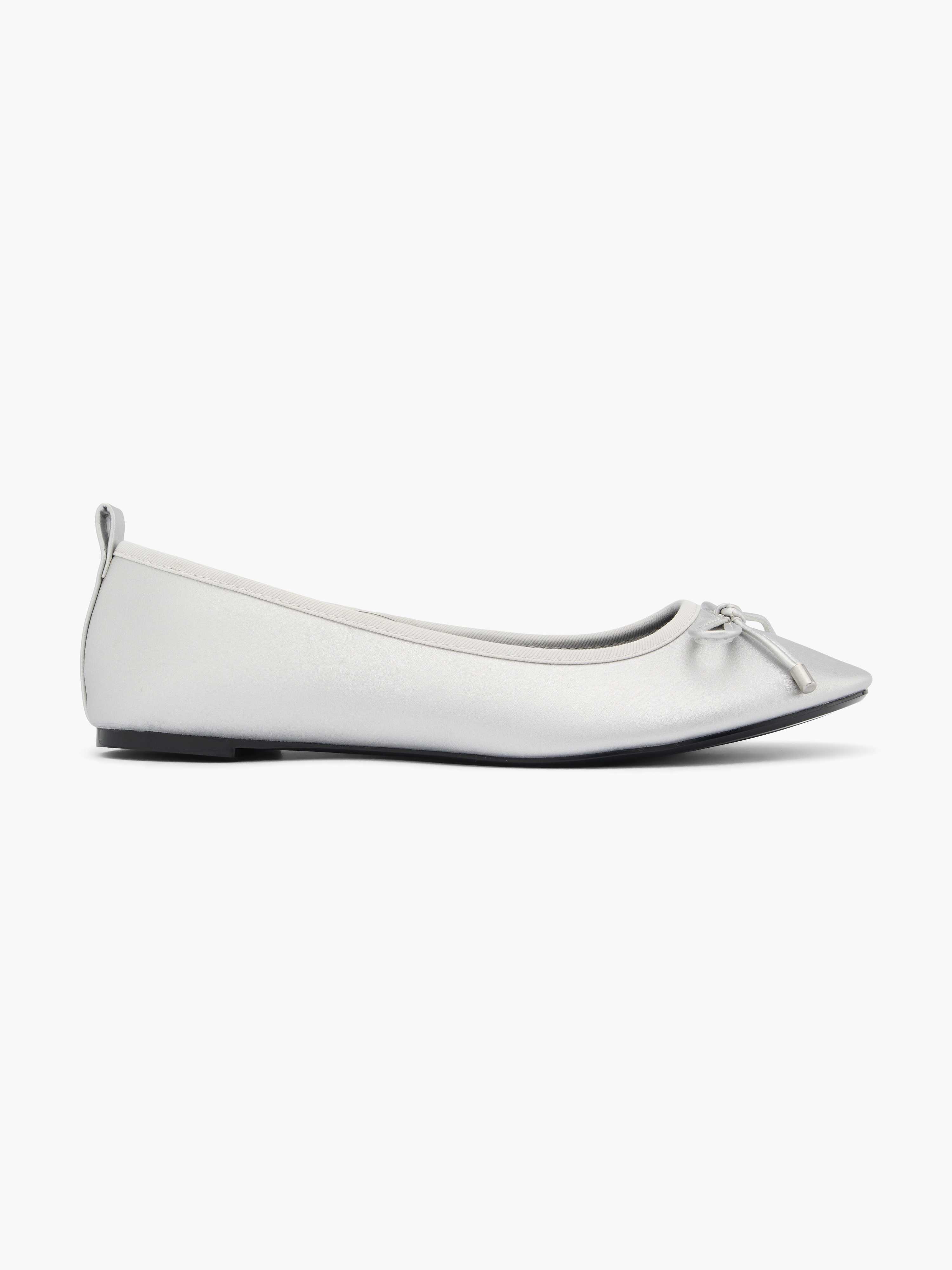 Silberne Ballerinas mit Schleifendetail