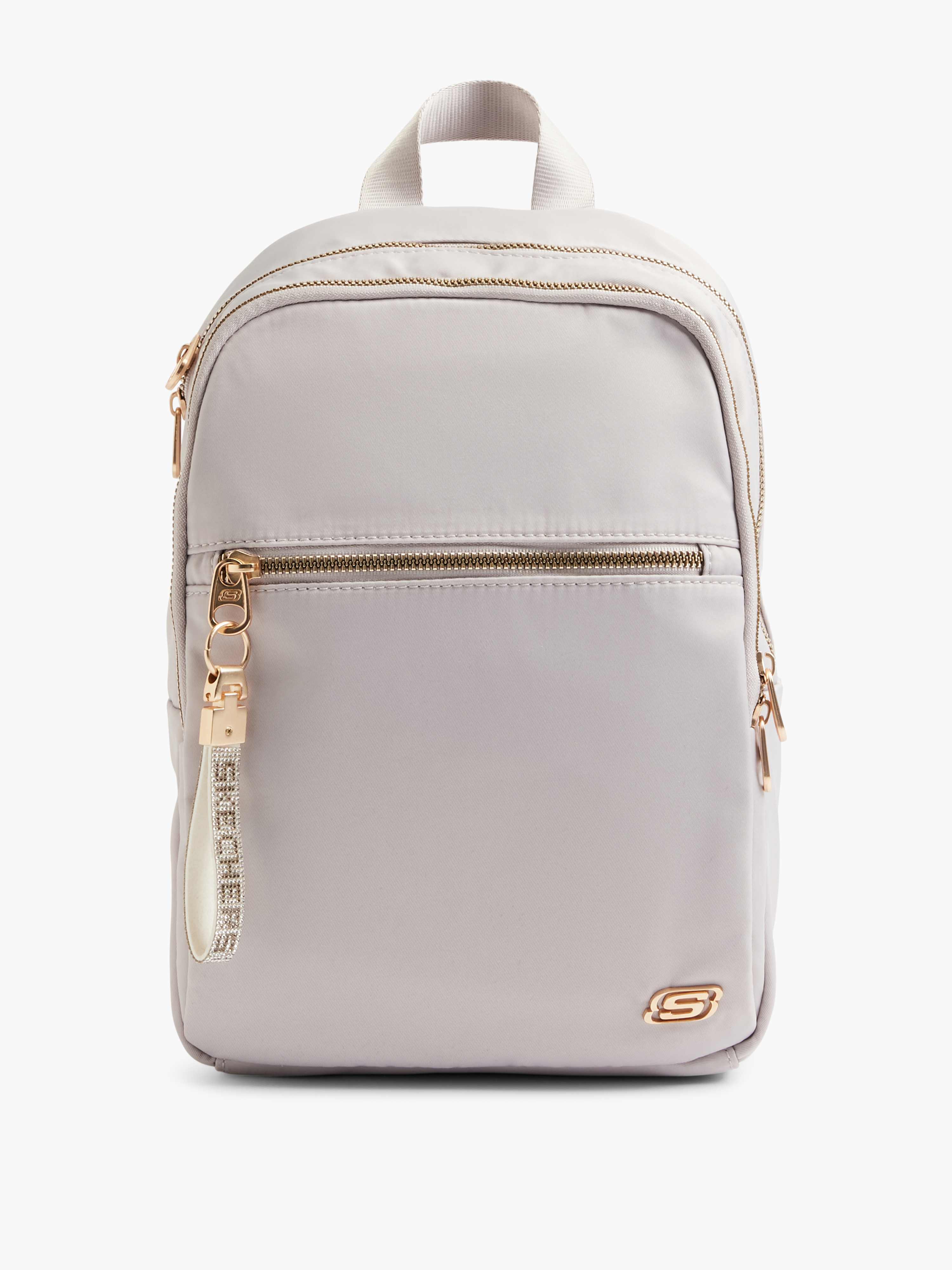 Cremefarbener Rucksack mit auffälligen Anhängern, ganz im Charmcore-Style, Freisteller