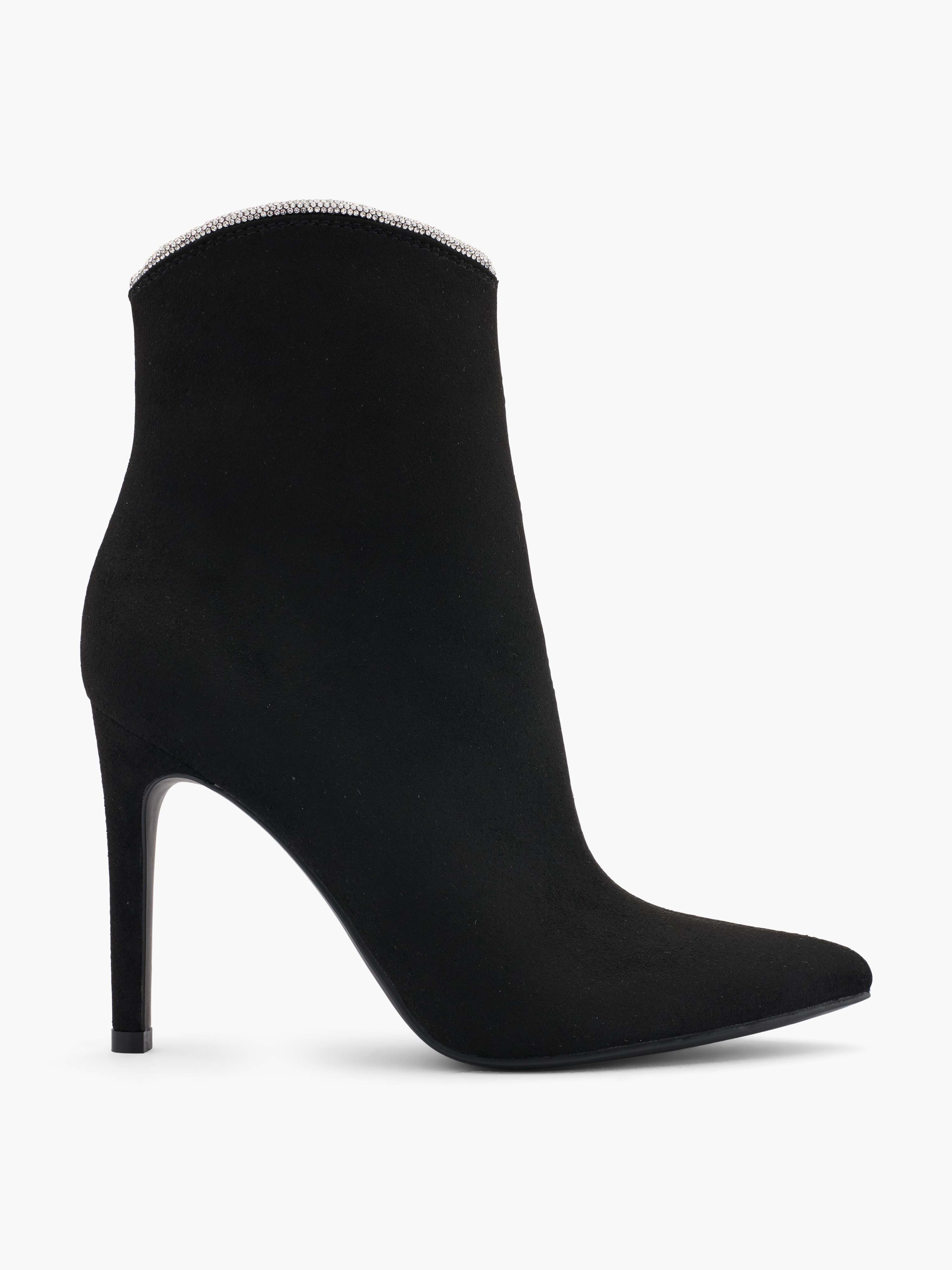 Schwarzer Stiefeletten-Absatzschuh mit Schmuckdetail am Schaft, vor weißem Hintergrund