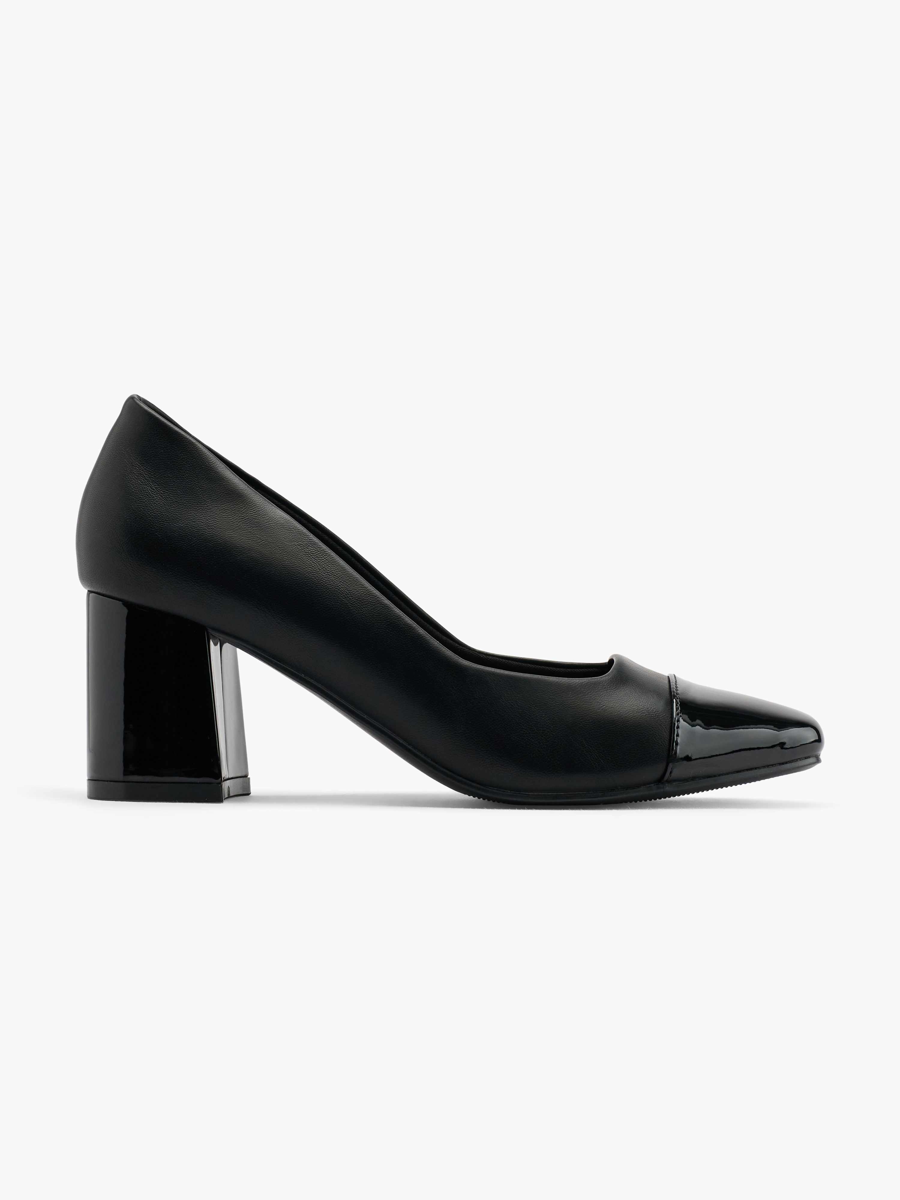 Schwarze Pumos mit elegantem Keilabsatz