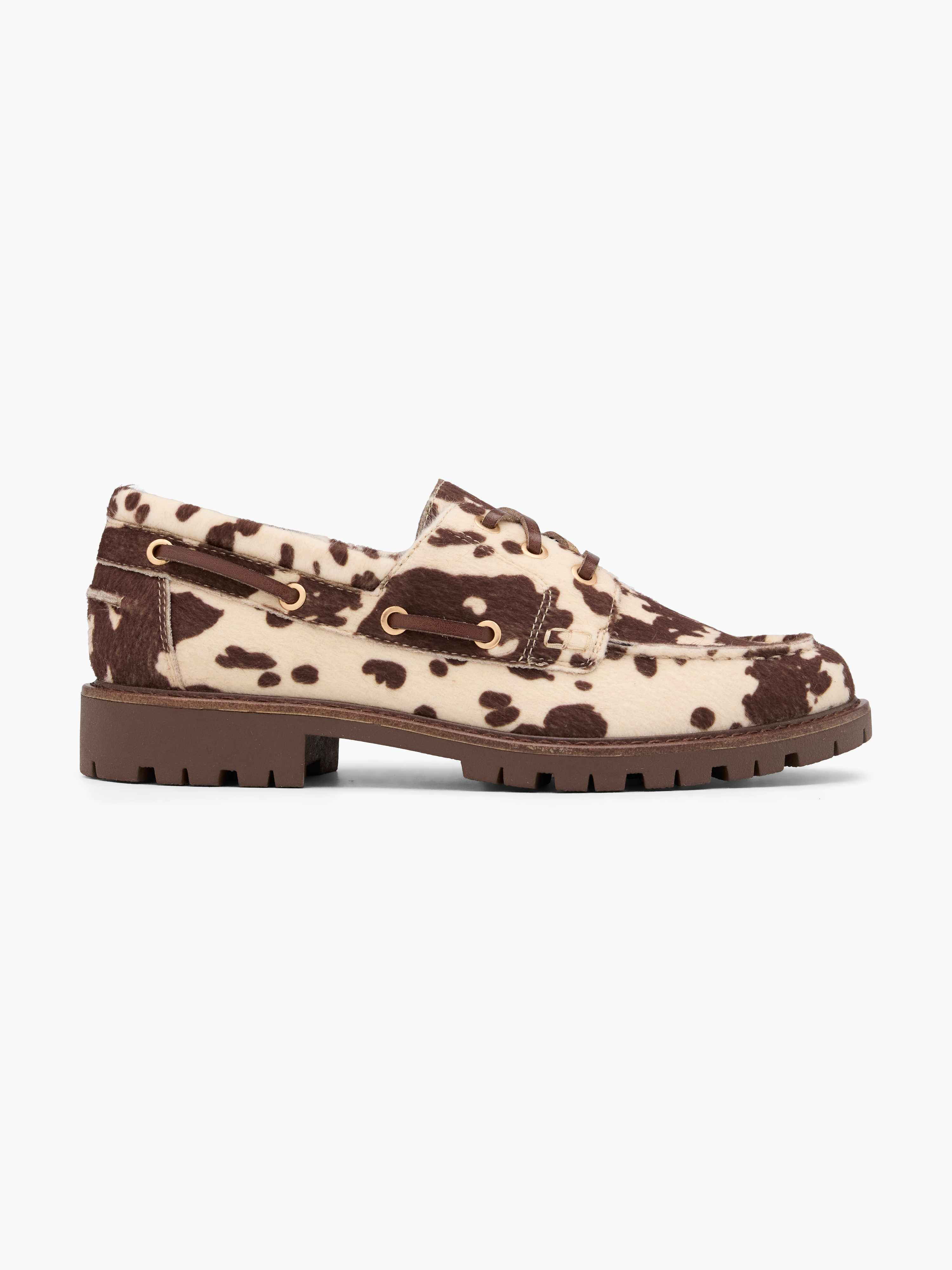 Loafer-Schuh in hell-braunem Kuhflecken-Look