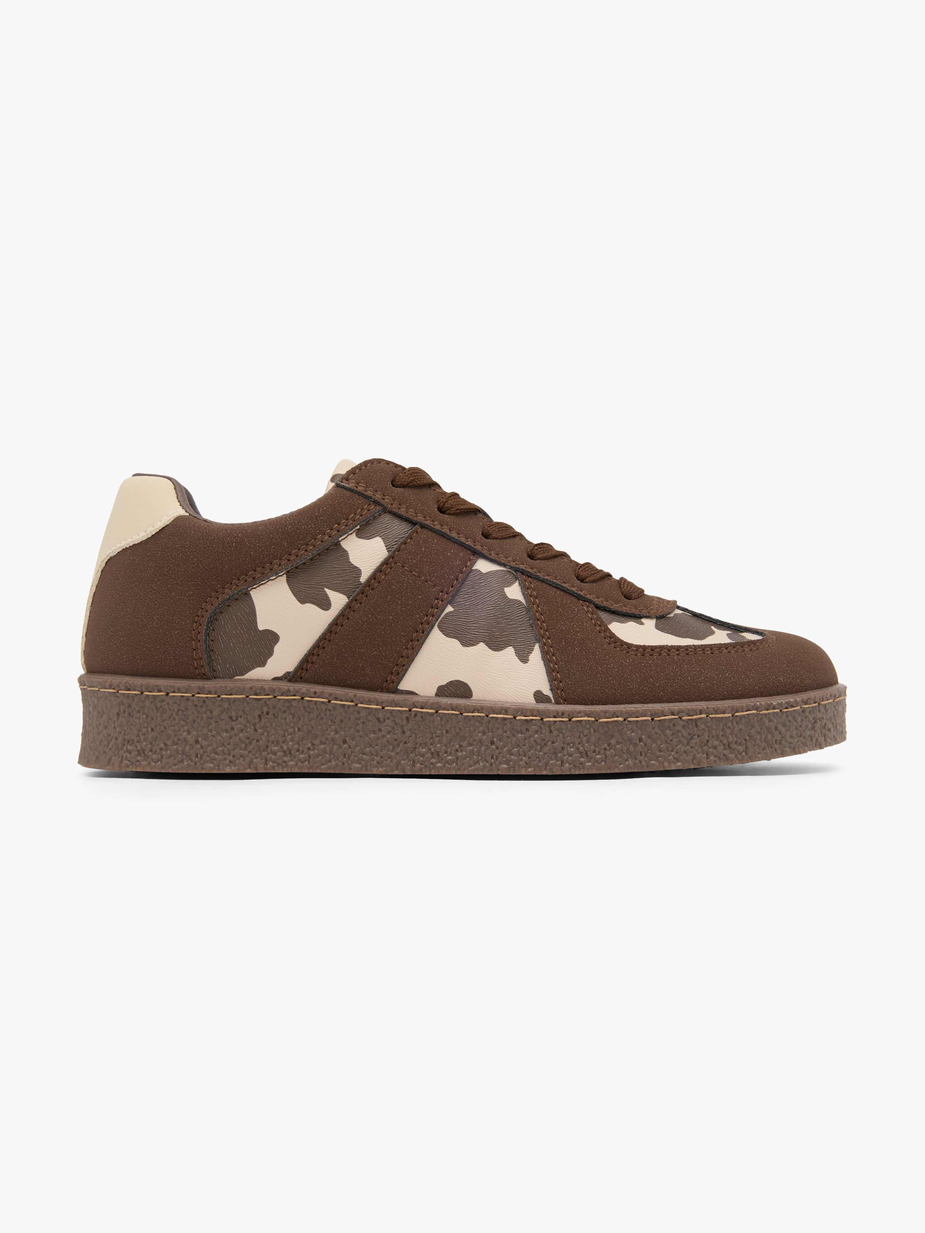Braun-weißer Sneaker in Cow-Print-Look