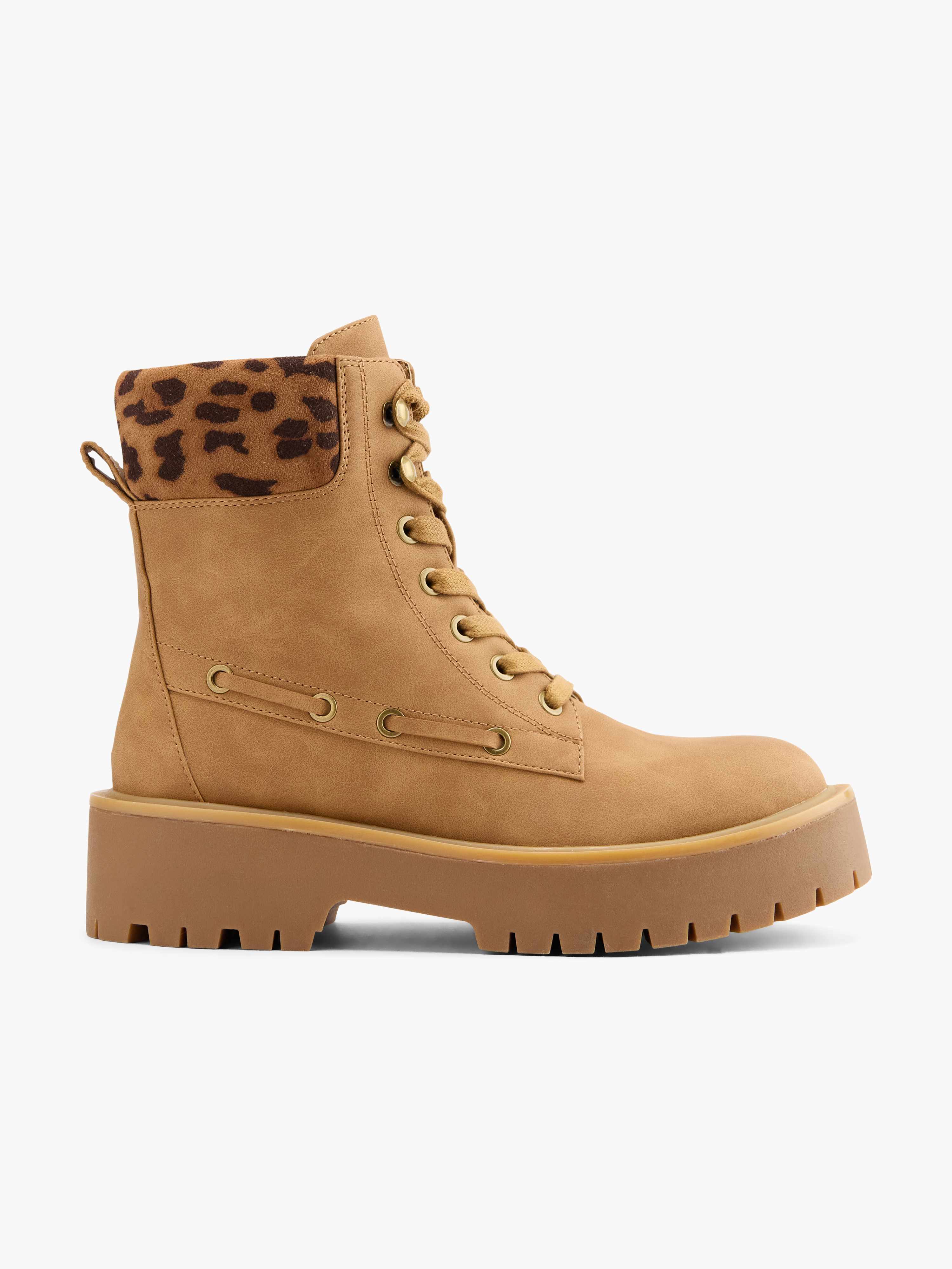 Brauner Boot mit mittelhohem Schaft und dicker Sohle