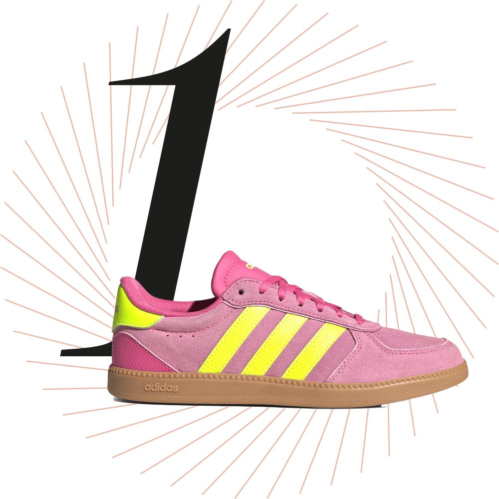 Lachsfarbene Sneaker der Marke Adidas, schwarze Ziffer 1 im Hintergrund