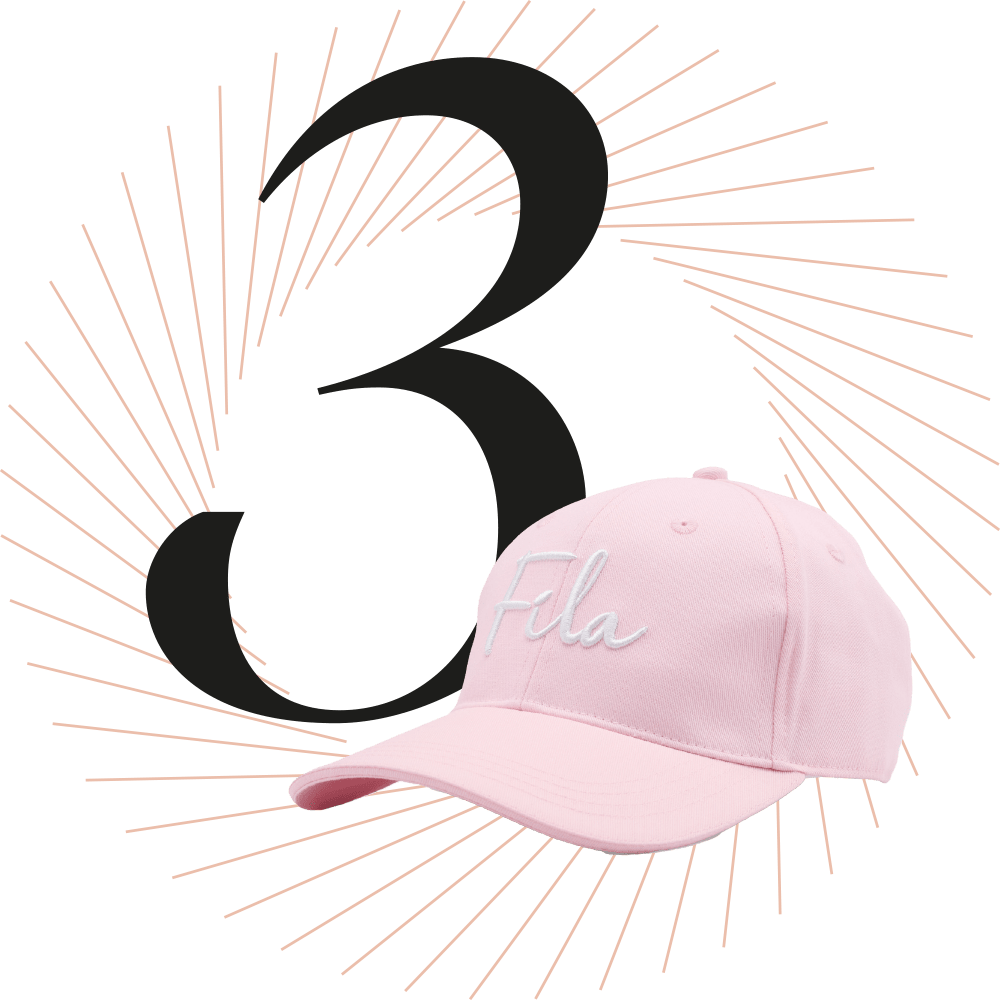 Pinke Baseball-Cap, schwarze Ziffer 3 im Hintergrund