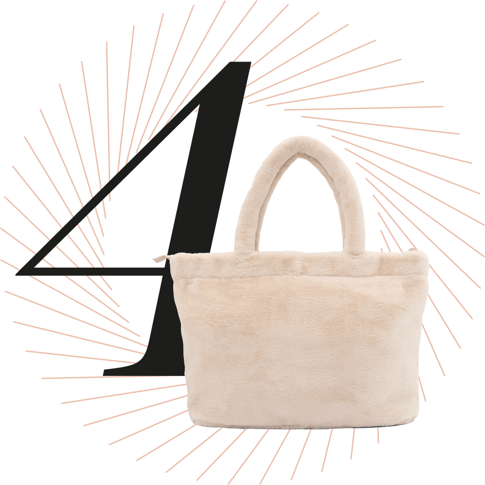 Beigefarbene Shopper-Tasche für Einkäufe und Co., schwarze Ziffer 4 im Hintergrund