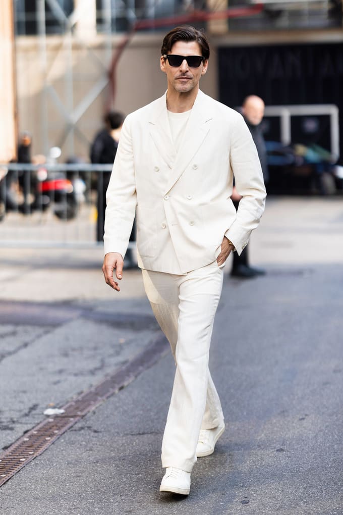 Mann in sportlich weißem Outfit, casual Look mit Zweireiher-Anzug und passender Hose