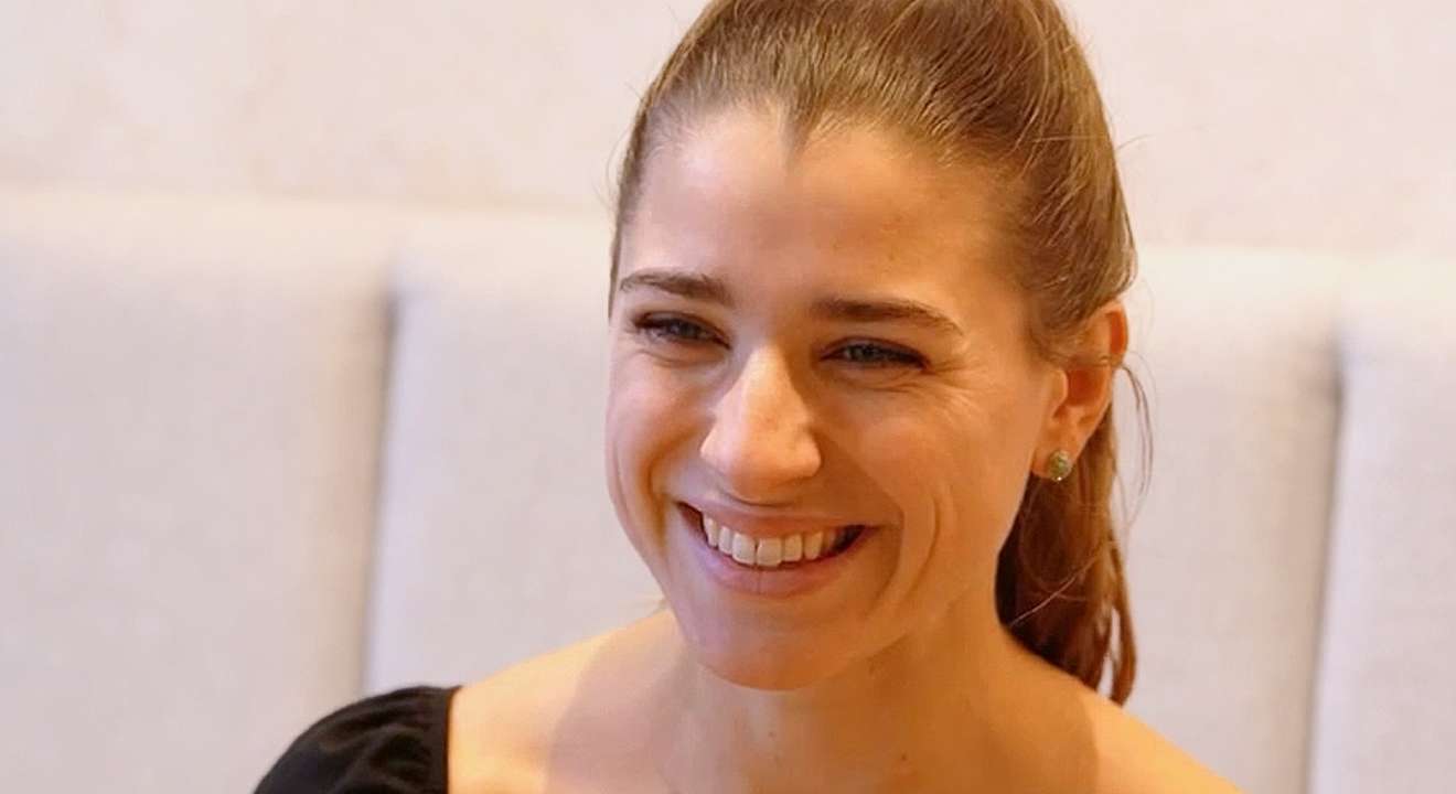 Nahaufnahme der Bachelorette-Teilnehmerin Stella Stegmann, die in die Kamera lächelt