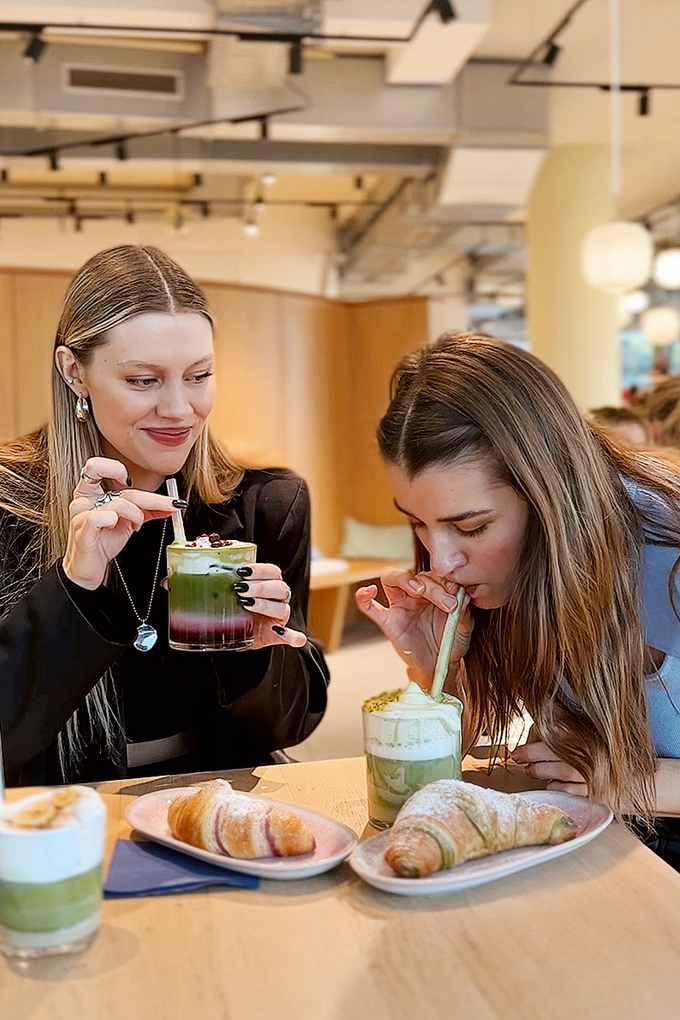 TV-Persönlichkeit Stella Stegmann in Begleitung in einem Café, trinkt einen Matcha