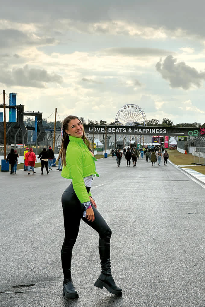 Stella Stegmann in Party-Outfit vor dem "Glücksgefühle Festival" am Hockenheimring