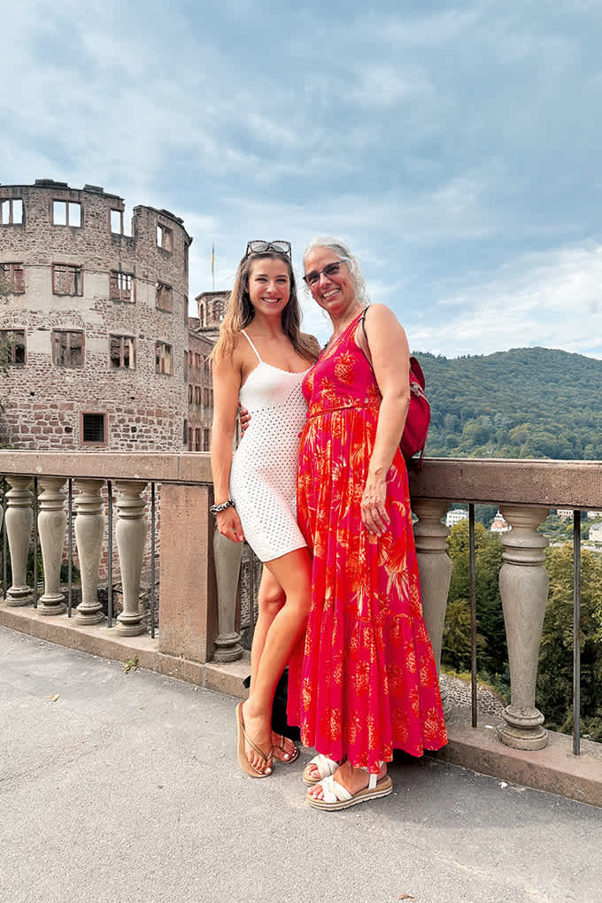Stella Stegmann posiert in Begleitung vor dem Heidelberger Schloss