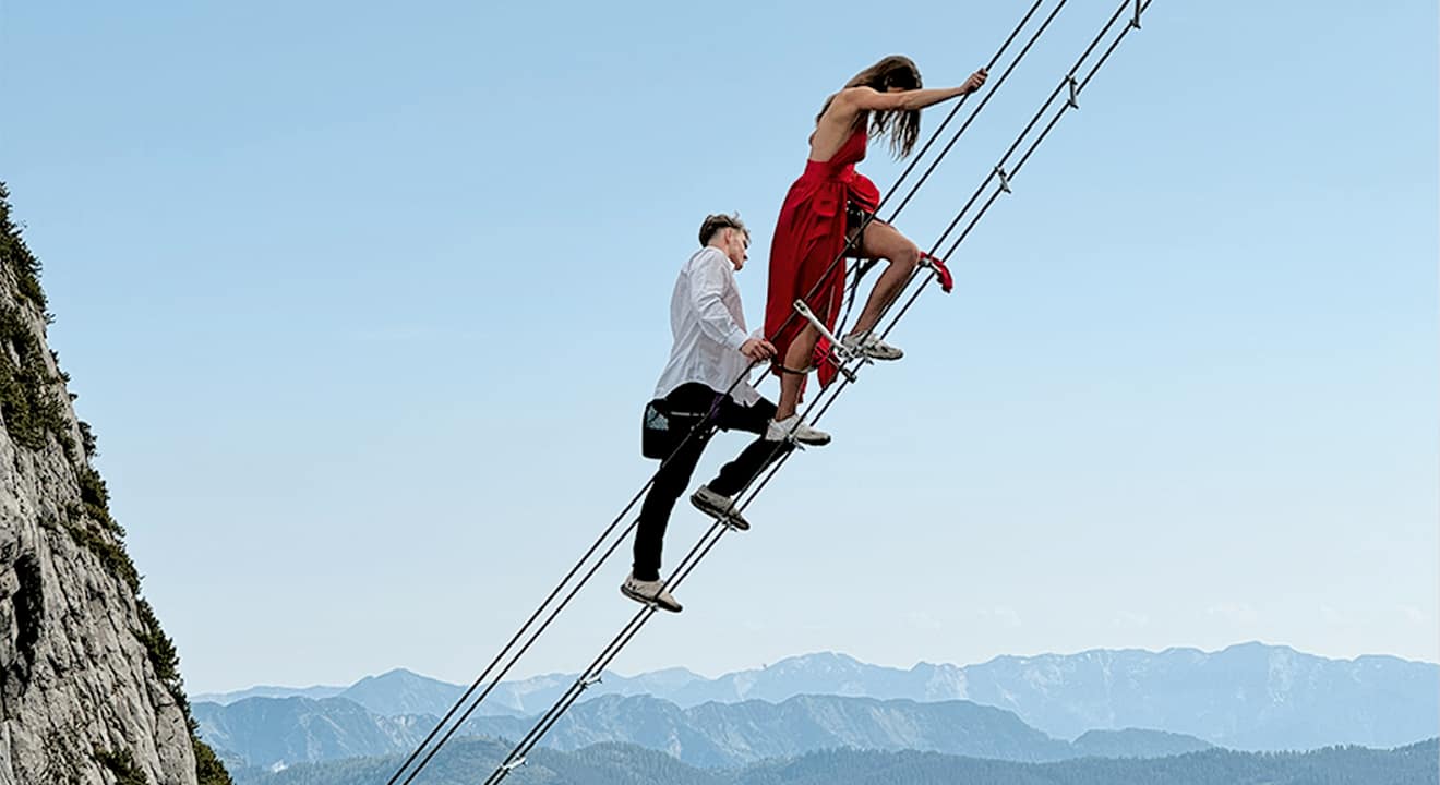 TV-Bekanntheit Stella Stegmann in Begleitung auf der Donnerkogel Hängebrücke
