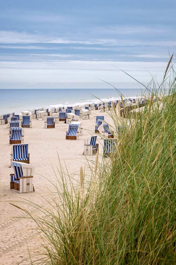 Strandkörbe an einem Strand auf der Nordsee-Insel Sylt