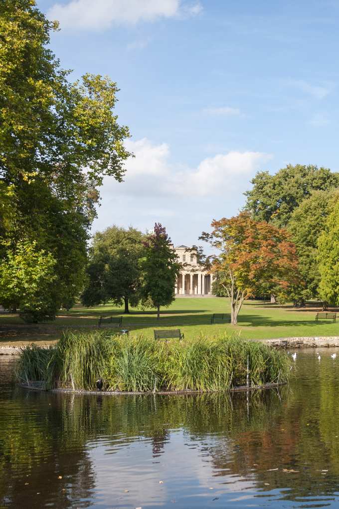 See und Rasenfläche im Englischen Garten in München