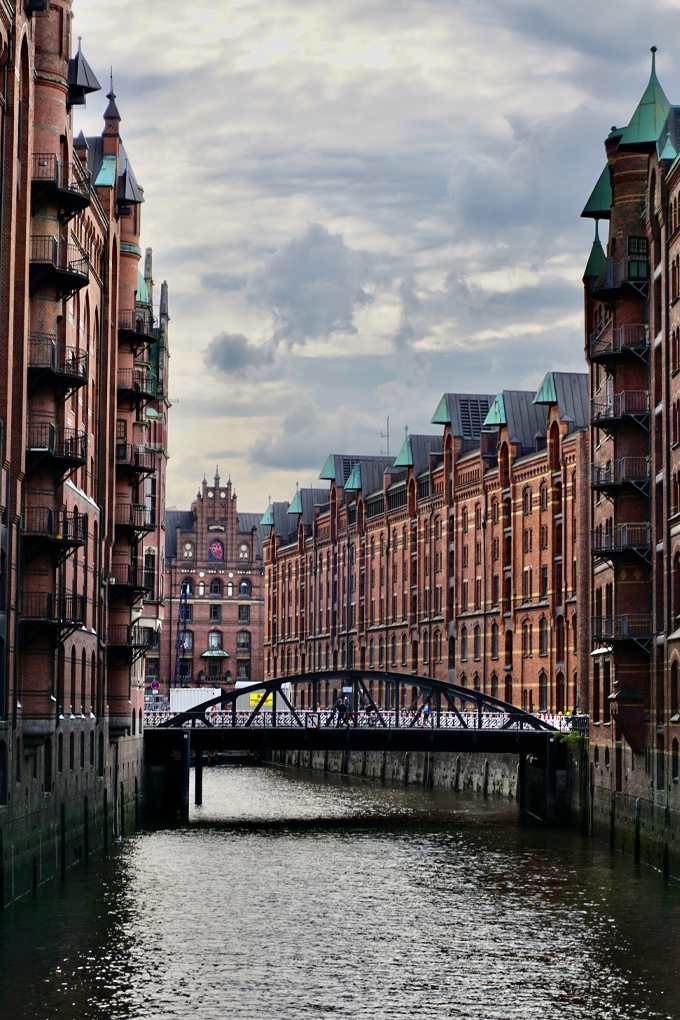 Aussicht auf die Landungsbrücken am Hamburger Hafen