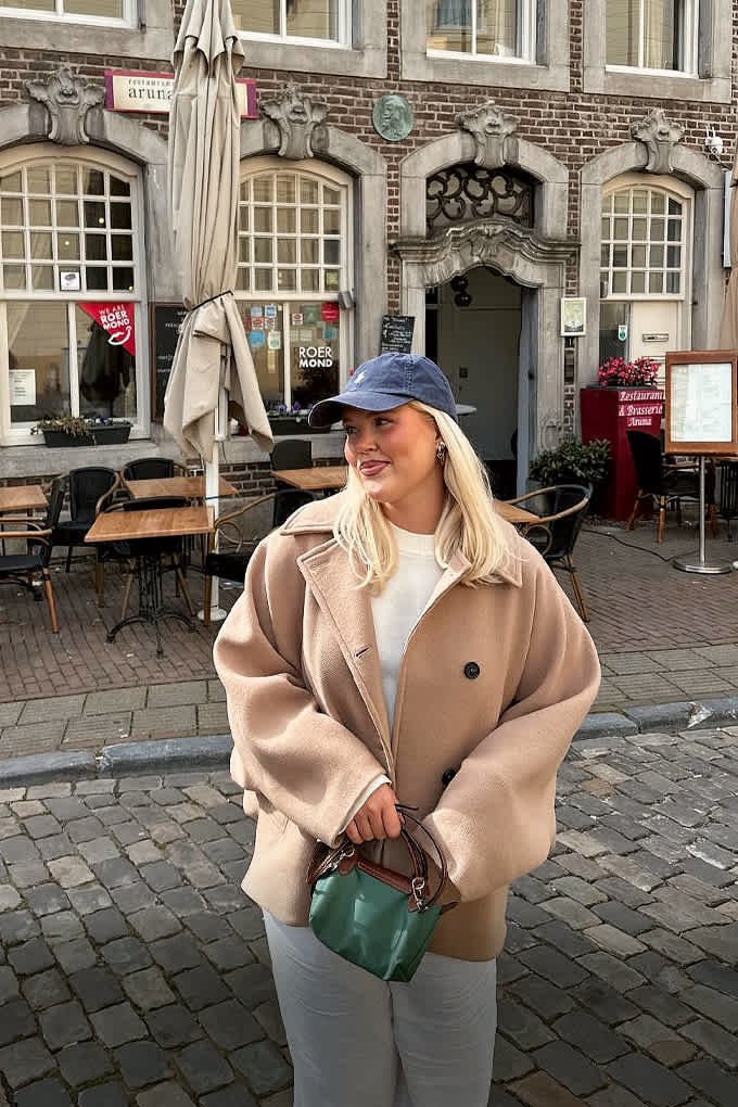 Influencerin Nele Merkewitsch in kuscheligem Ausgeh-Outfit in der Stadt