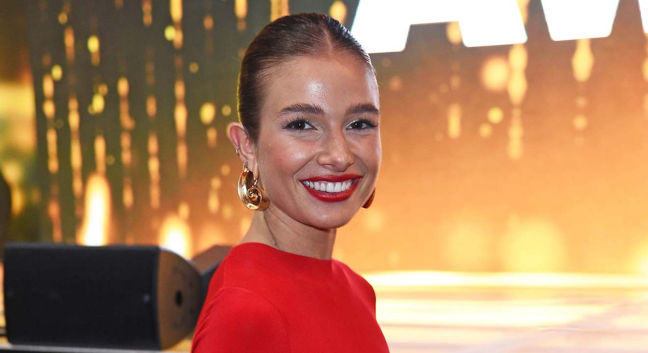 Moderatorin Lola Weippert in rotem Galakleid