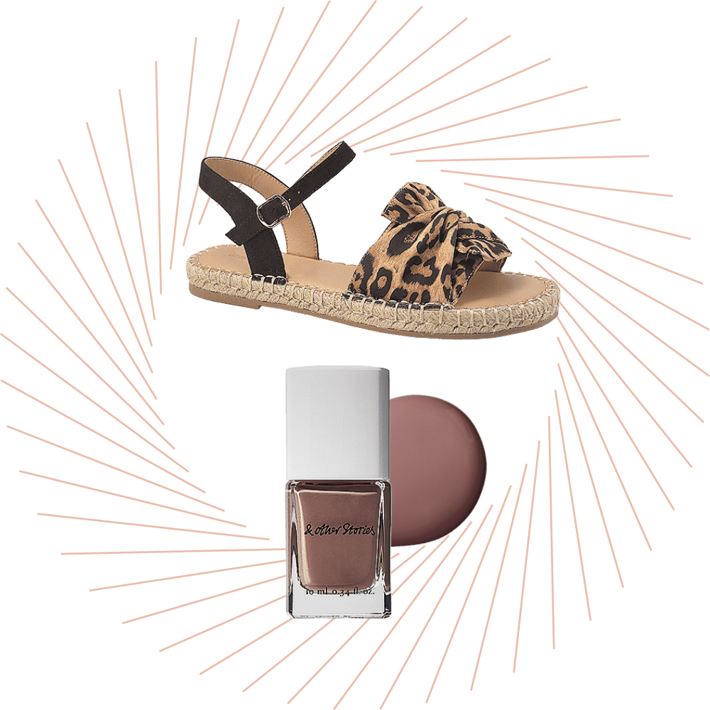 Sandale im Leoparden-Look, darunter eine Flasche Nagellack