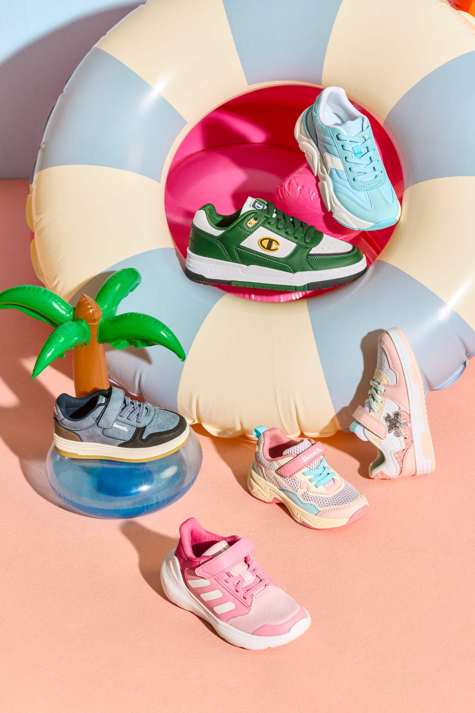 Bunte Kinder-Sneaker vor aufblasbarem Schwimmring