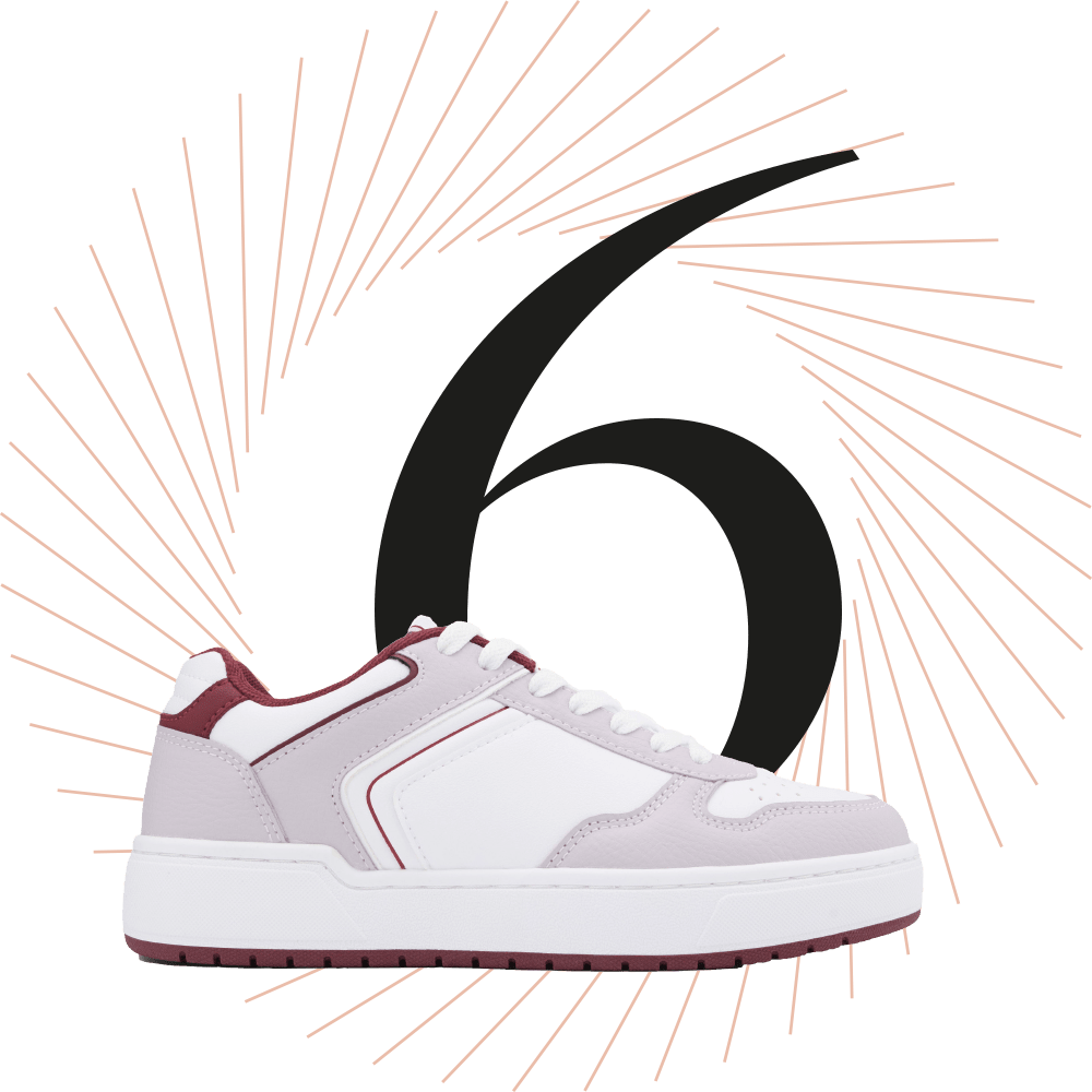Weißer Sneaker-Schuh mit dicker Sohle, schwarze Ziffer 6 im Hintergrund