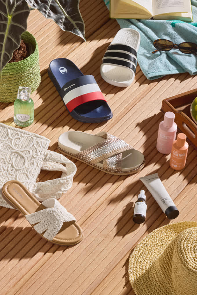 Kollektion an Sandalen und Sommer-Utensilien für einen Urlaub daheim