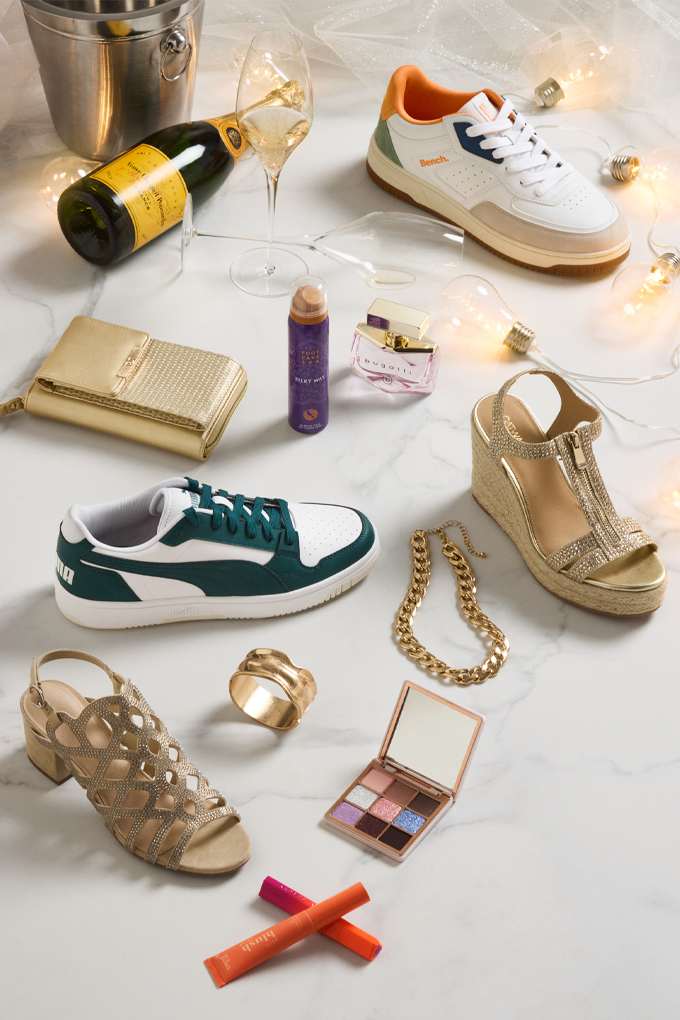 Sportliche Sneaker, umgeben von Party-Accessoires wie Champagner, Schminke und Schmuck