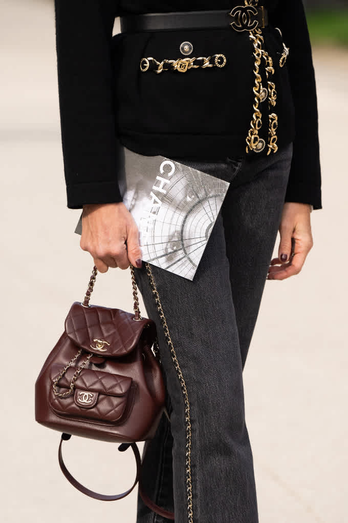 Close-Up einer Frau, die eine extravagante Chanel-Handtasche trägt