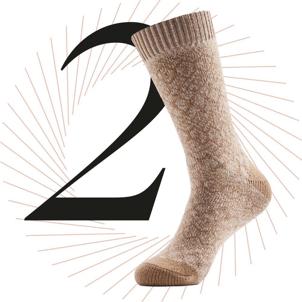 Lange Kuschelsocken in Hellgrau, schwarze Ziffer 2 im Bild