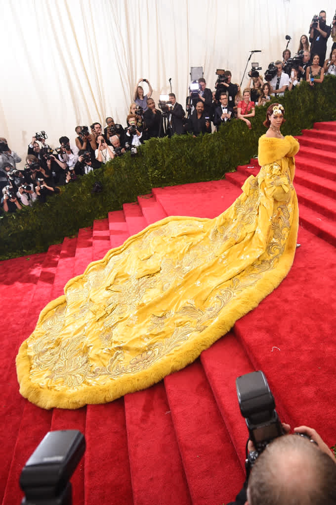 Rihanne in gelber Robe auf der Met Gala 2015